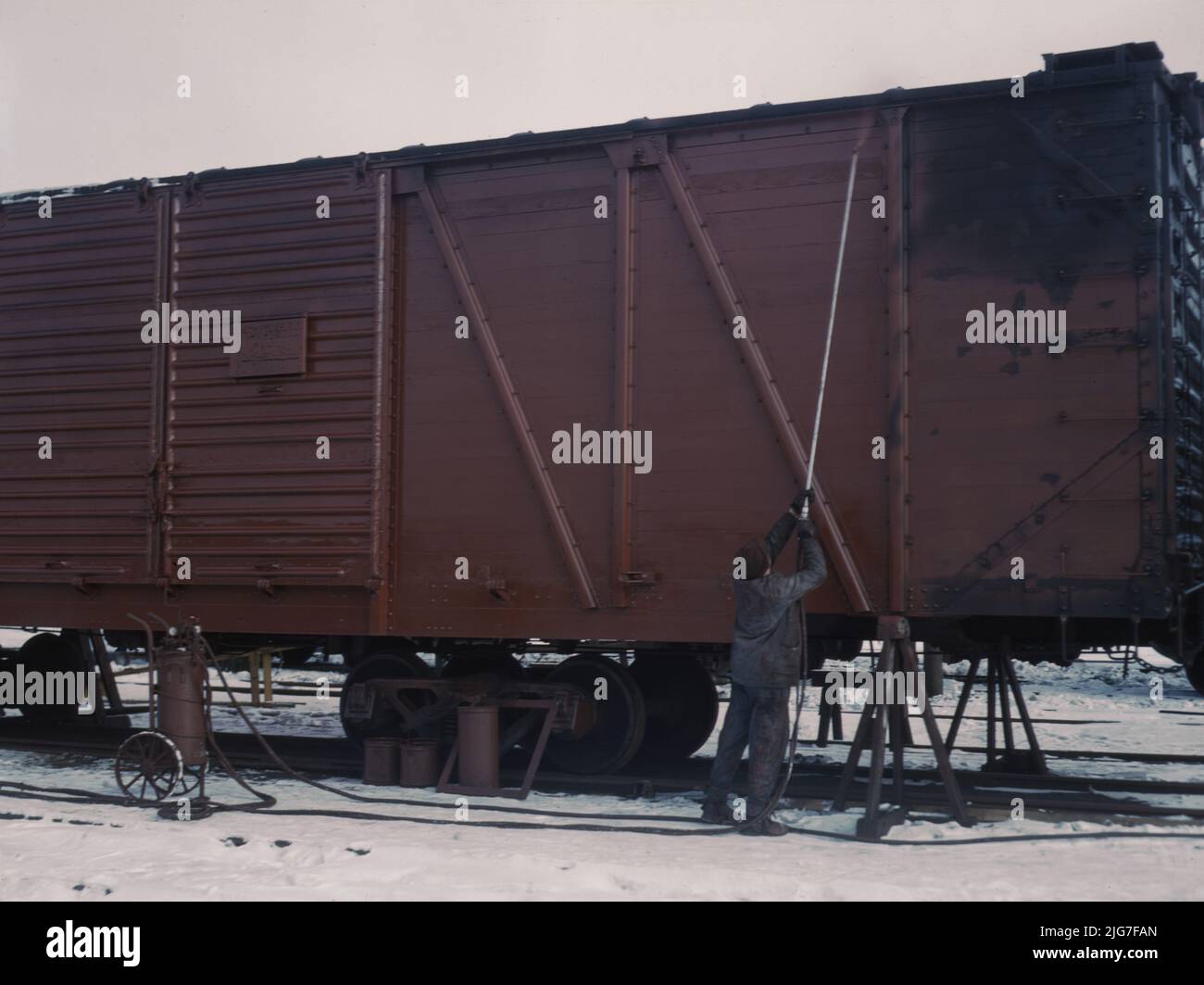 Peindre une voiture à la réparation ou « déchirer » les pistes à North Proparto(?), C & amp; NW RR [c.-à-d. Chicago et North Western Railroad], Chicago, Illinois. Banque D'Images