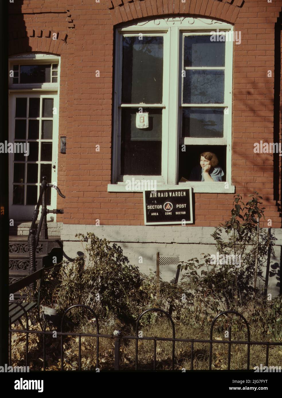 ROW House or School (?), Washington, D.C. [Sign: 'Air RAID Warden - Sector Post - Area - zone - Sector']. Banque D'Images