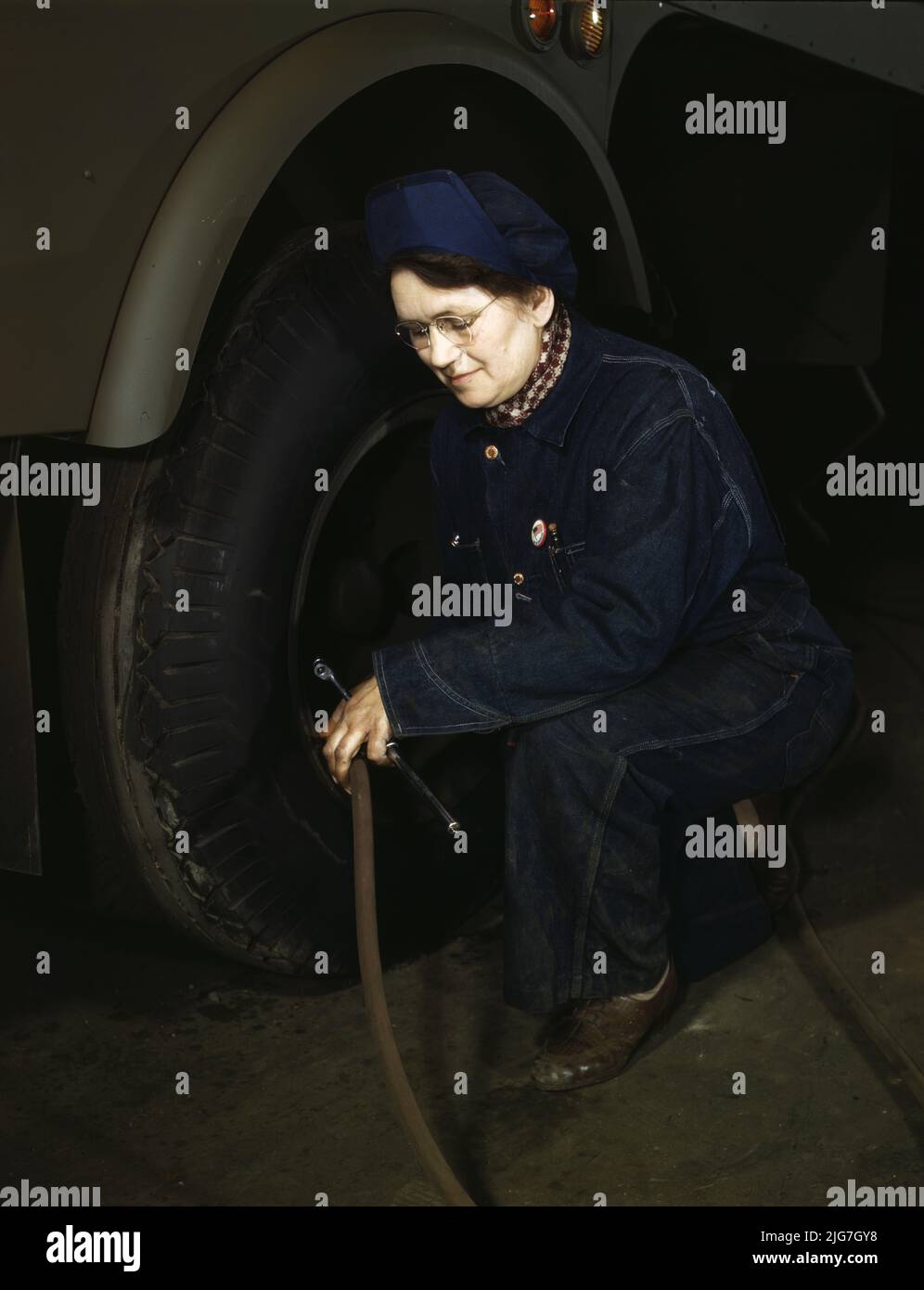 Les travailleurs de la production de guerre de la Heil Company qui font des réservoirs de remorques à essence pour le US Army Air corps, Milwaukee, Wisconsin. Mme Angeline Kwint, 45 ans, ex-femme au foyer, qui vérifie les pneus des remorques. Son mari et son fils sont dans l'armée américaine. Banque D'Images