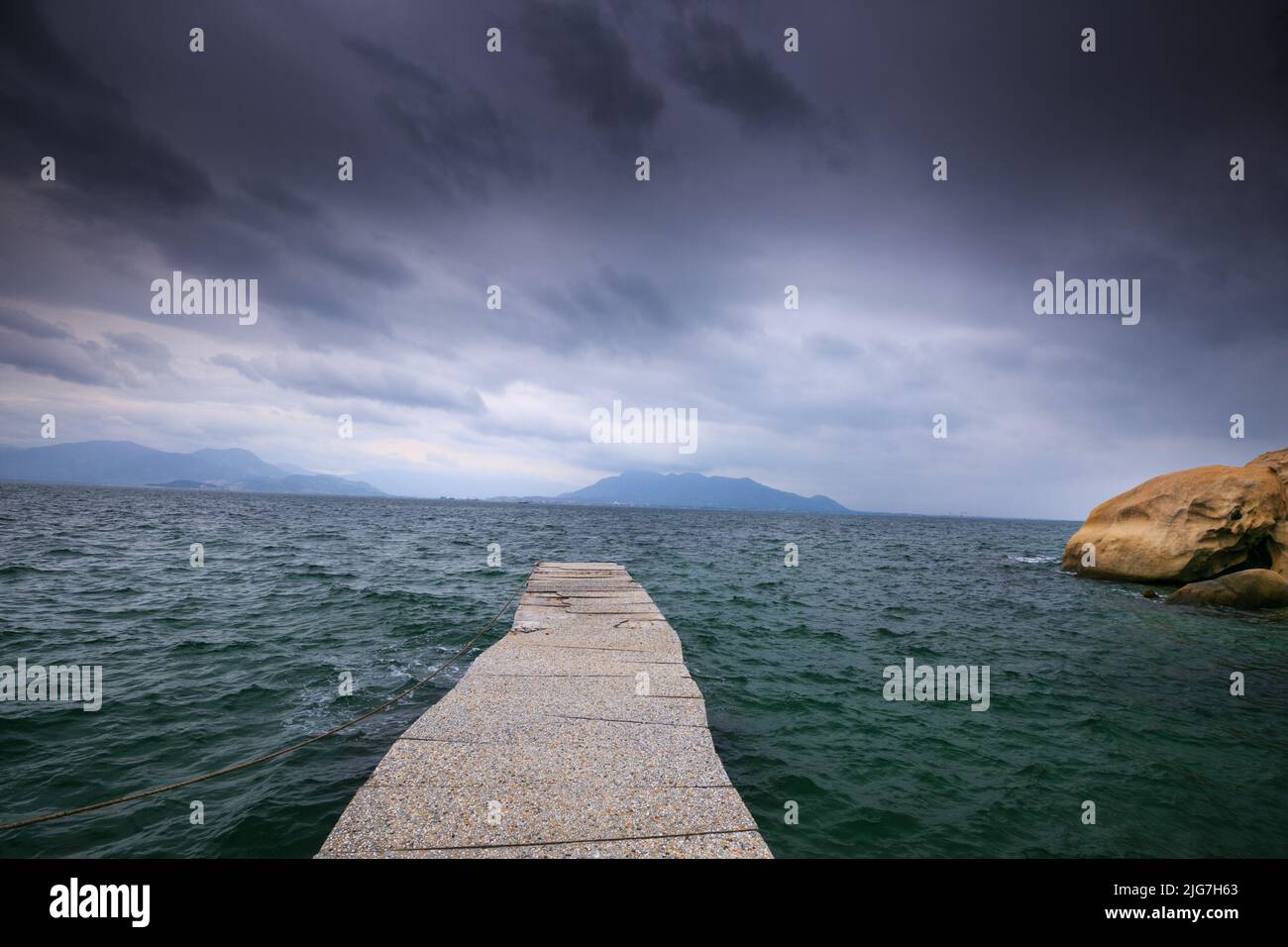 L'île de Binh Hung dans la baie de Cam Ranh en un jour nuageux. Sur le chemin de Vinh Hy à Cam Ranh le long de la plage. Banque D'Images