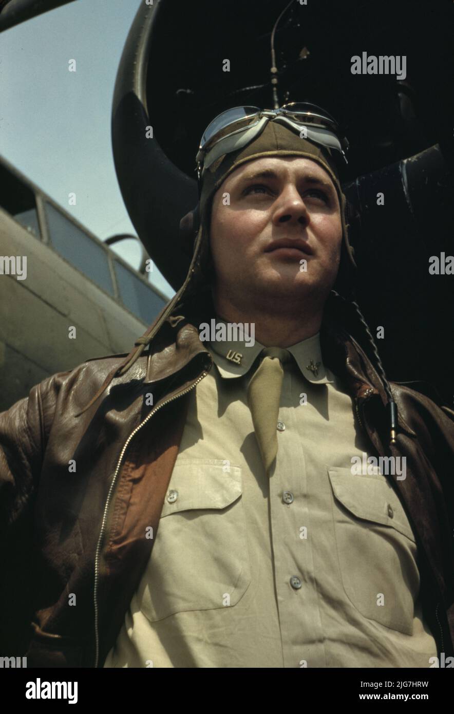[É.-U. Pilote des forces aériennes de l'armée devant un avion de bombardement YB-17, probablement au champ de Langley, en Virginie]. Banque D'Images