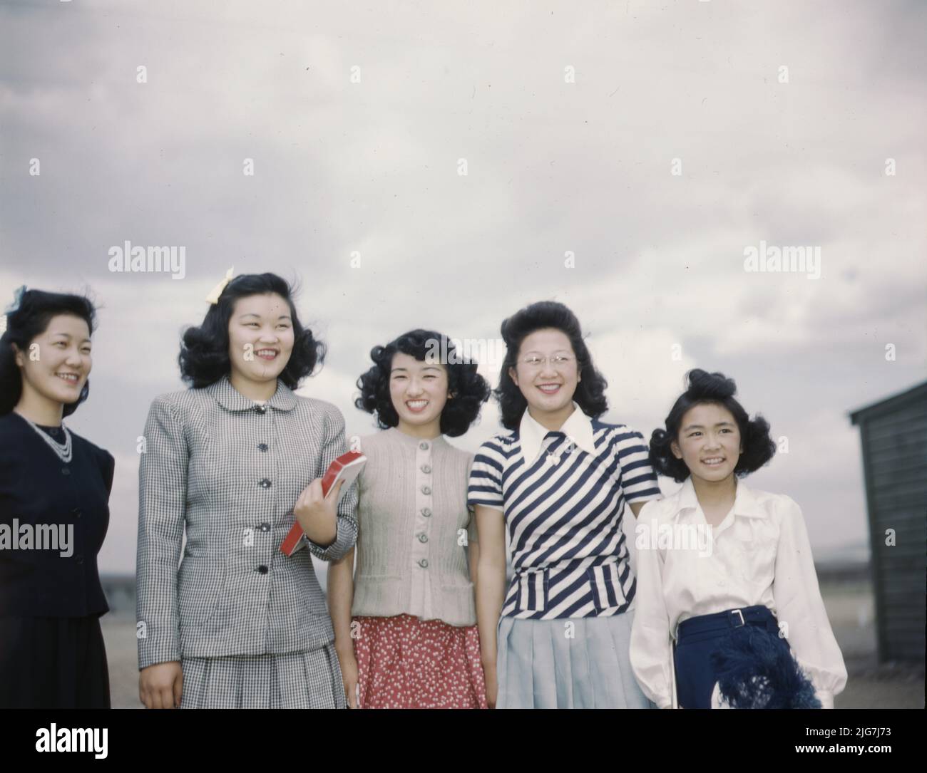 Camp américano-japonais, évacuation d'urgence de guerre, [Tule Lake Relocation Centre, Newell, Californie photo montre cinq femmes souriantes. Banque D'Images