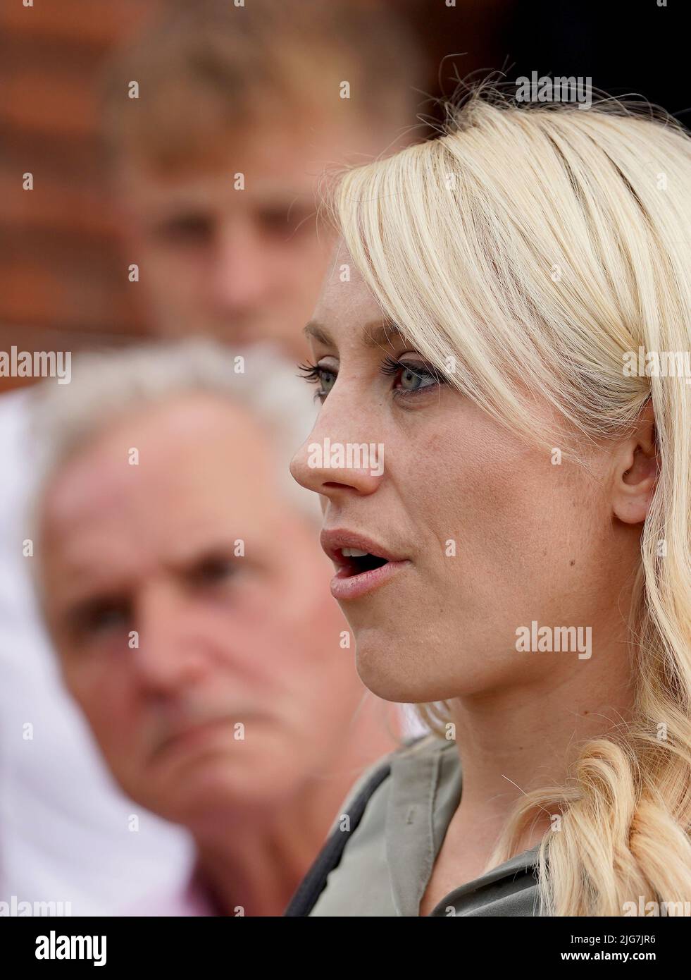 Bethan Coles, fille du PCSO Julia James, parle à des journalistes à l'extérieur de la cour de la Couronne de Canterbury, dans le Kent, où Callum Wheeler a été condamné à la prison à vie pour son meurtre. Date de la photo: Vendredi 8 juillet 2022. Banque D'Images