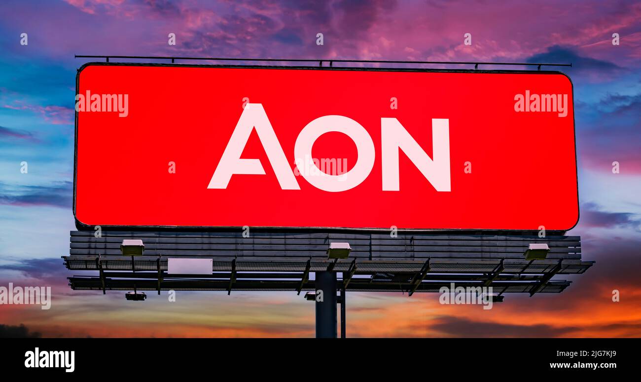 POZNAN, POL - 28 JUIN 2022 : panneau publicitaire affichant le logo d'Aon PLC, une entreprise multinationale britannique de services professionnels qui vend une gamme Banque D'Images