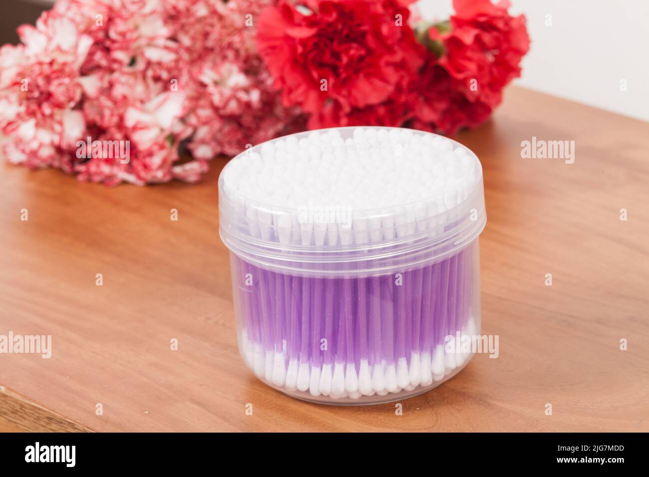 Conteneur transparent avec écouvillons en coton. Banque D'Images