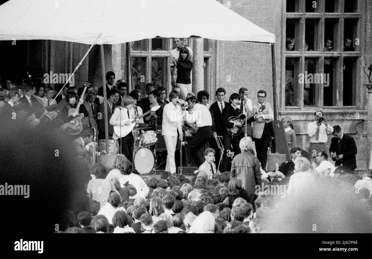 1964 un concert des Rolling Stones tenu sur les marches avant de Longleat House à Wiltshire.photos prises de la foule sur Kodak noir et blanc Banque D'Images