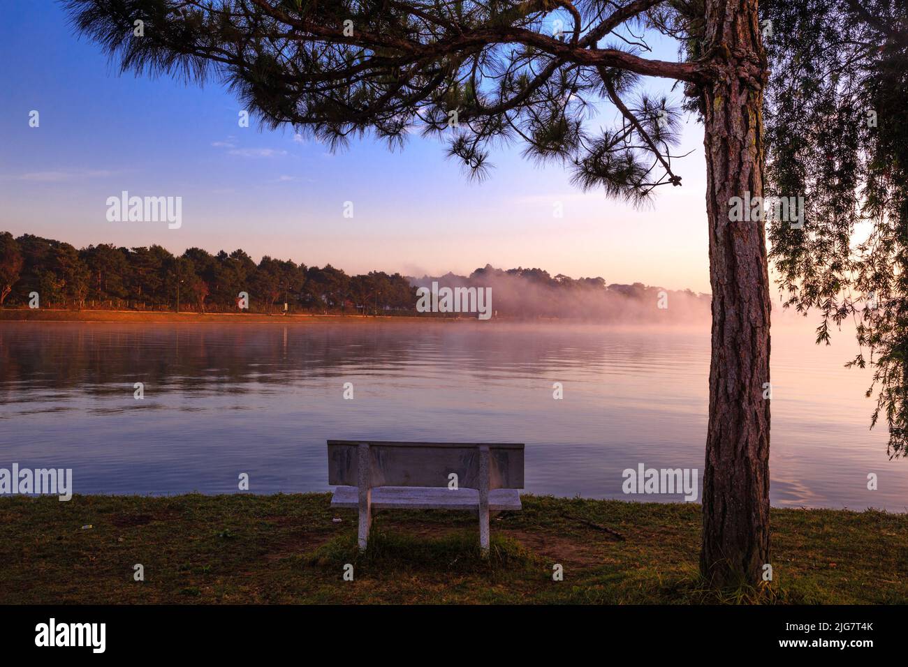 Un fabuleux lever de soleil au bord du lac Xuan Huong, au centre de la ville de Da Lat, province de Lam Dong, Vietnam. Ce joli lac est un endroit idéal pour faire de l'exercice le matin. Banque D'Images