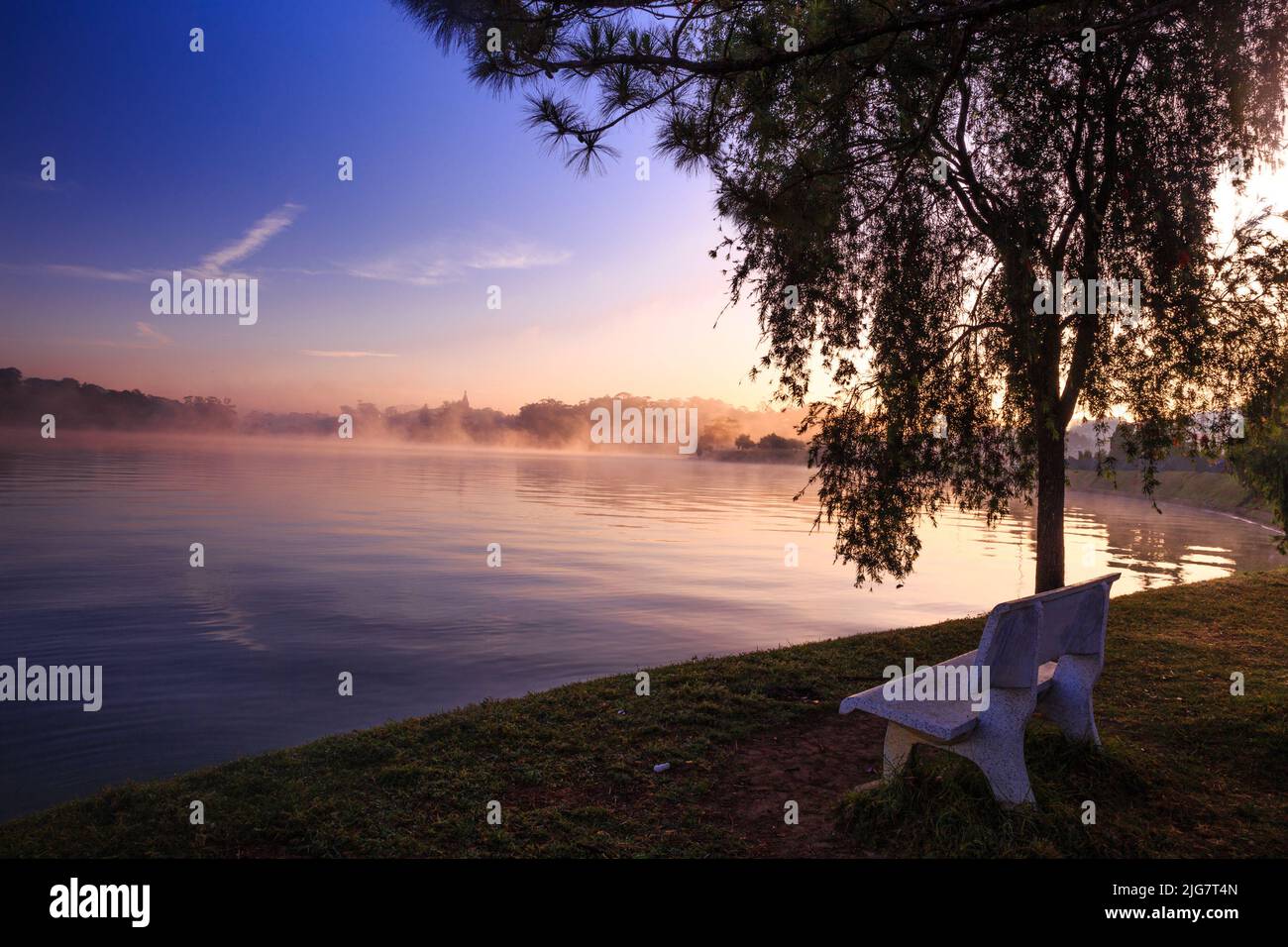 Un fabuleux lever de soleil au bord du lac Xuan Huong, au centre de la ville de Da Lat, province de Lam Dong, Vietnam. Ce joli lac est un endroit idéal pour faire de l'exercice le matin. Banque D'Images