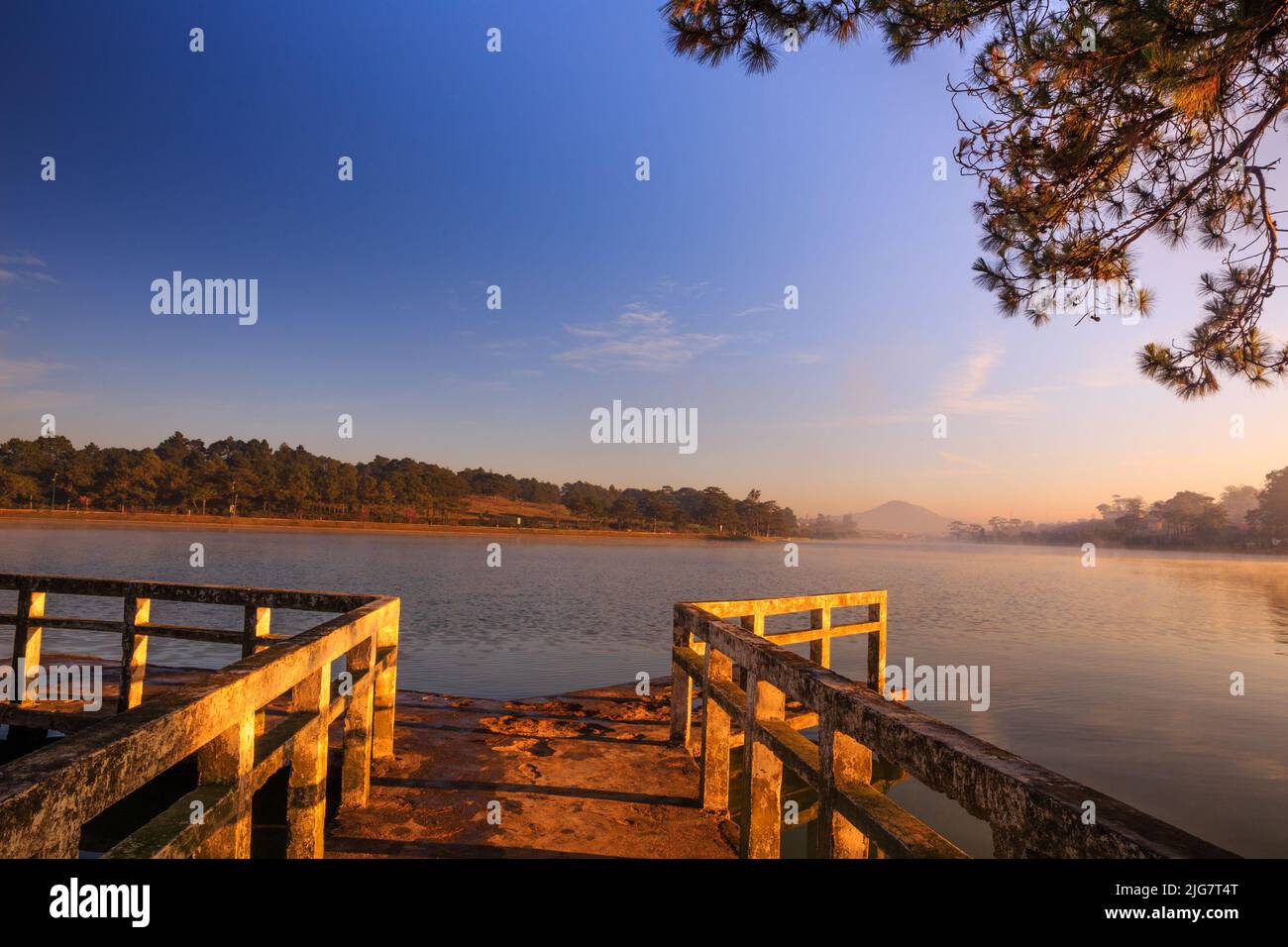 Un fabuleux lever de soleil au bord du lac Xuan Huong, au centre de la ville de Da Lat, province de Lam Dong, Vietnam. Ce joli lac est un endroit idéal pour faire de l'exercice le matin. Banque D'Images
