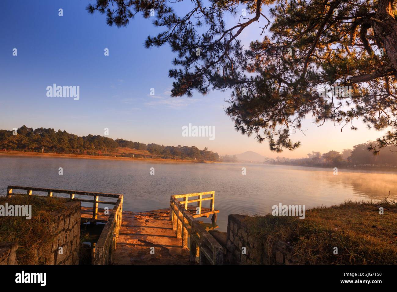 Un fabuleux lever de soleil au bord du lac Xuan Huong, au centre de la ville de Da Lat, province de Lam Dong, Vietnam. Ce joli lac est un endroit idéal pour faire de l'exercice le matin. Banque D'Images