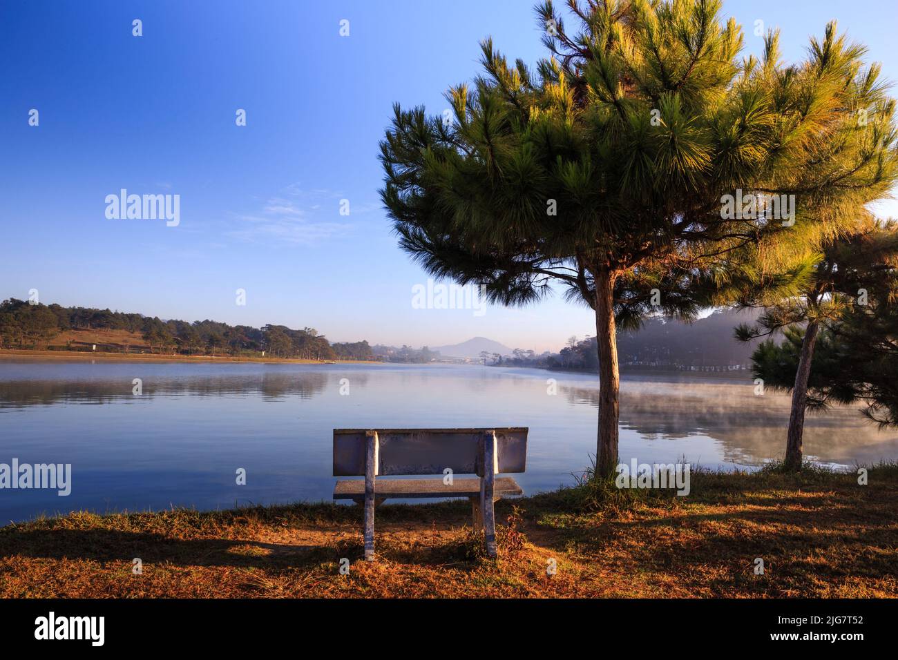 Un fabuleux lever de soleil au bord du lac Xuan Huong, au centre de la ville de Da Lat, province de Lam Dong, Vietnam. Ce joli lac est un endroit idéal pour faire de l'exercice le matin. Banque D'Images