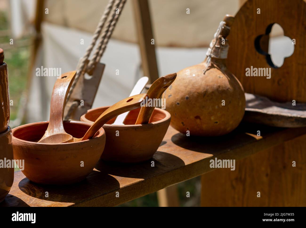 bols en argile avec des cuillères en bois placées sur une étagère Banque D'Images