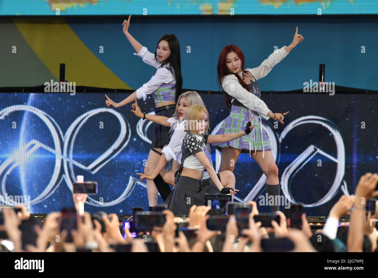 Le groupe de jeunes filles de K-Pop aespa se produit sur scène lors de la série de concerts d'été "Good Morning America" à Central Park sur 8 juillet 2022 à New York. Banque D'Images