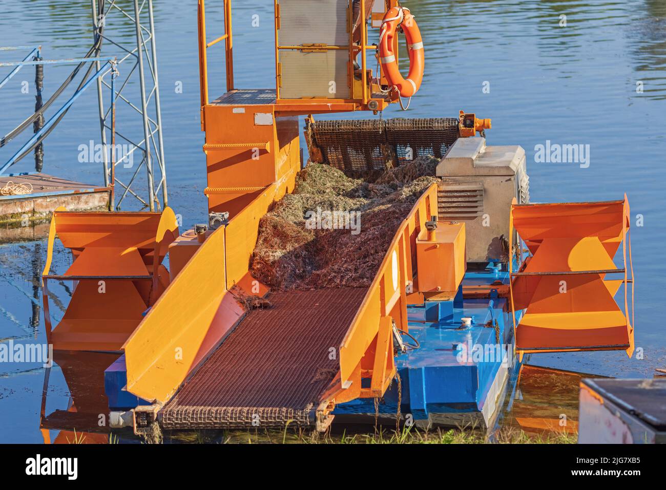 Opération spéciale bateau pour la récolte des mauvaises herbes aquatiques et la gestion des débris de la voie navigable au lac Banque D'Images