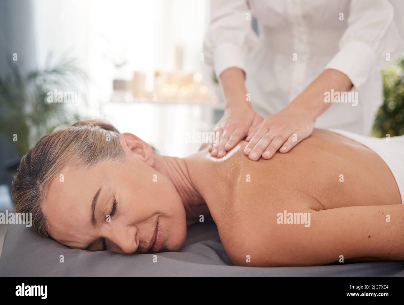 Et maintenant son temps moi. Photo d'une femme adulte bénéficiant d'un massage relaxant du dos au spa. Banque D'Images