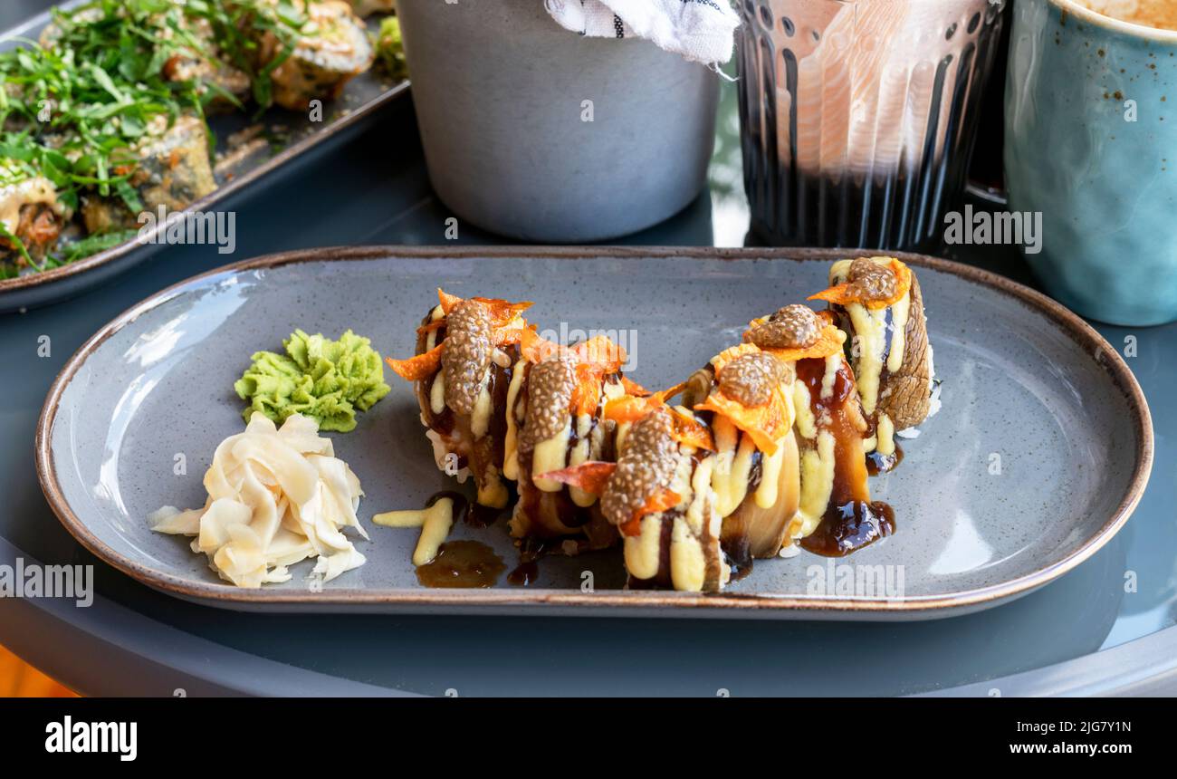 des petits pains à sushi végétaliens avec du caviar de chia d'aubergine et de la patate douce dans un café des aliments végétariens sains cuisine asiatique sélectif Banque D'Images
