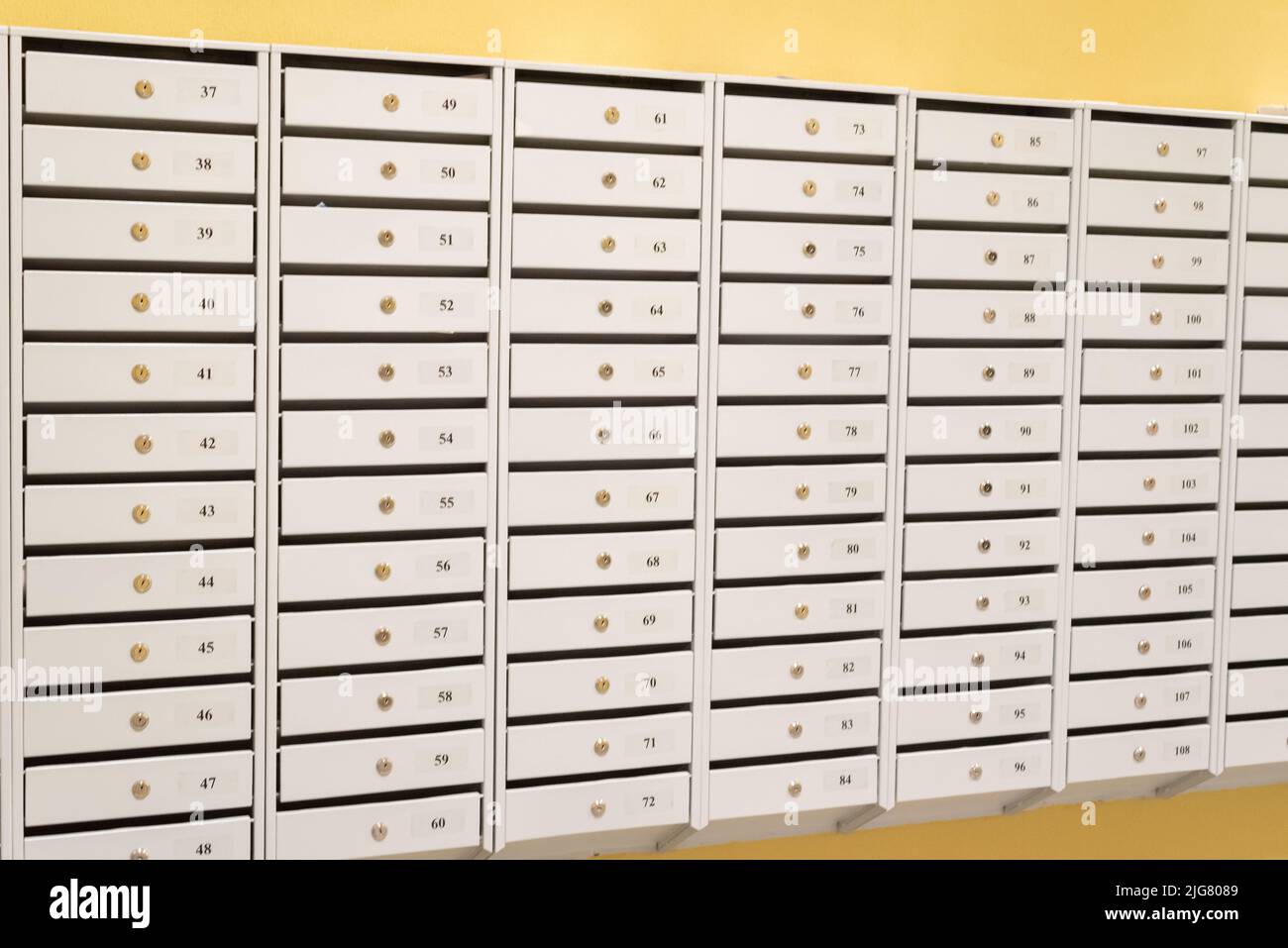 Boîtes aux lettres individuelles modernes en métal avec numéros d'appartement à l'entrée de la maison. Nouvelle maison. Banque D'Images