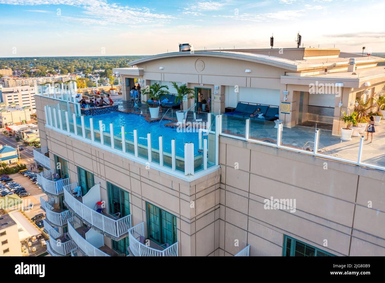 Virginia Beach, Virginia - 7 septembre 2021: Vue aérienne de l'hôtel Hilton Sky Pool au bord de l'océan Virginia Beach Banque D'Images