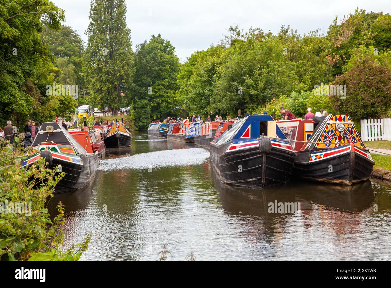 Festival de rassemblement de bateaux étroits en activité sur le canal de Bridgewater au village de Cheshire à Lymm, en Angleterre Banque D'Images