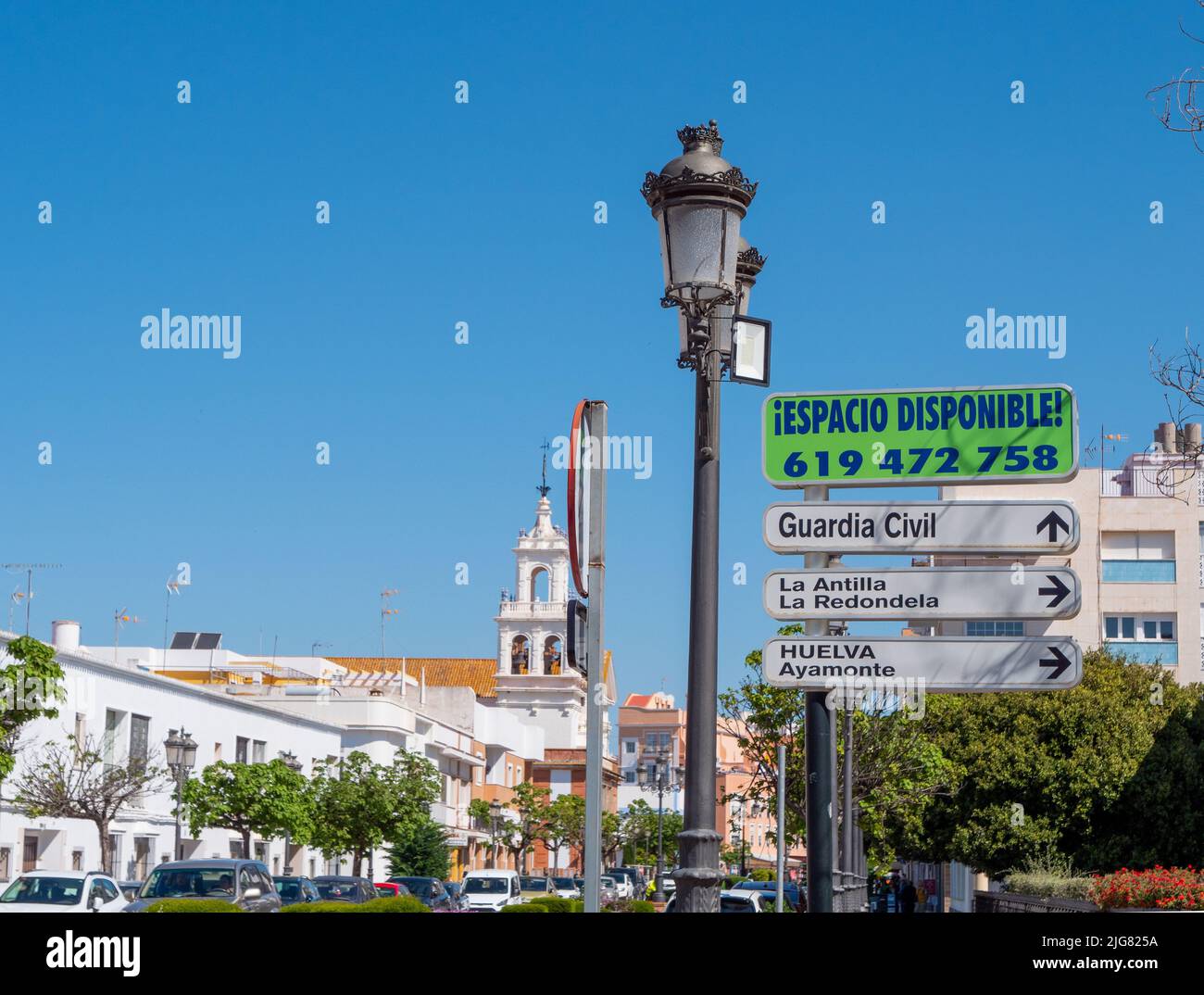 Panneau routier et scène de rue à Isla Cristina espagne Banque D'Images