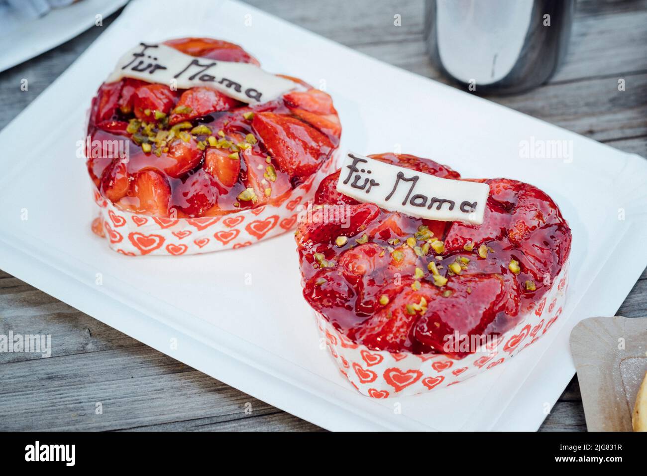 Gâteaux aux fraises en forme de cœur marqués « für Mama » Banque D'Images