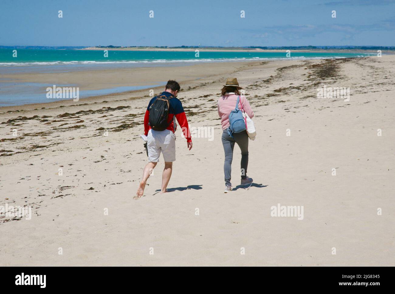 Un jeune couple sur la plage, Pirou Plage, Normandie, France, Europe Banque D'Images