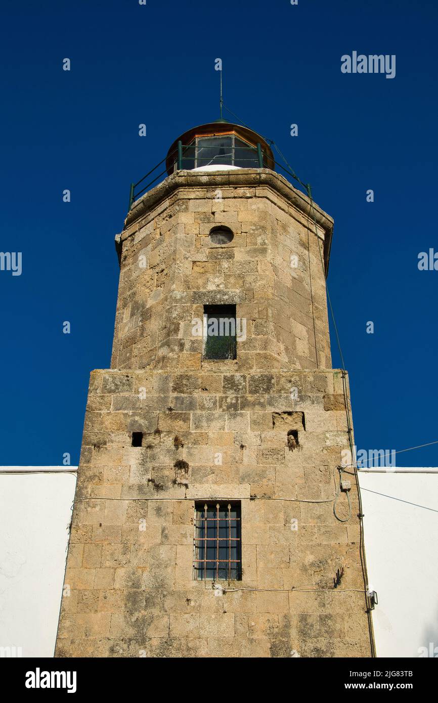 magnifique phare. Le phare de Katakolo a été construit en 1865 et est d'origine française. La tour en pierre mesure 9 mètres de haut. Grèce Banque D'Images