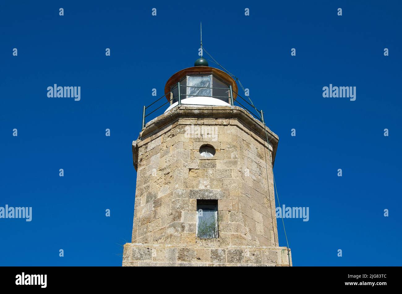 magnifique phare. Le phare de Katakolo a été construit en 1865 et est d'origine française. La tour en pierre mesure 9 mètres de haut. Grèce Banque D'Images