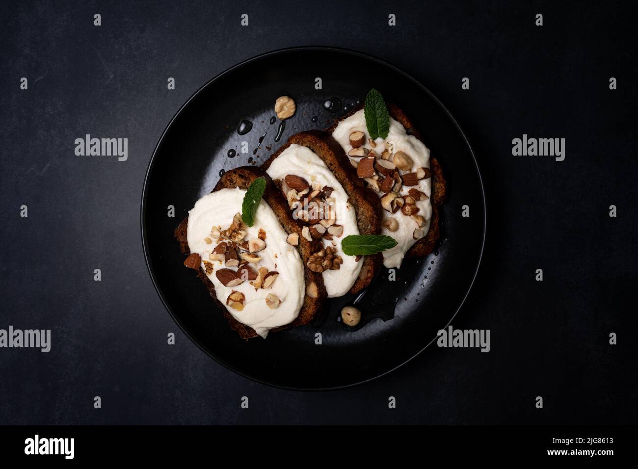 Le petit déjeuner est parfait, des crêpes américaines sont servies sur une table en pierre noire. Banque D'Images