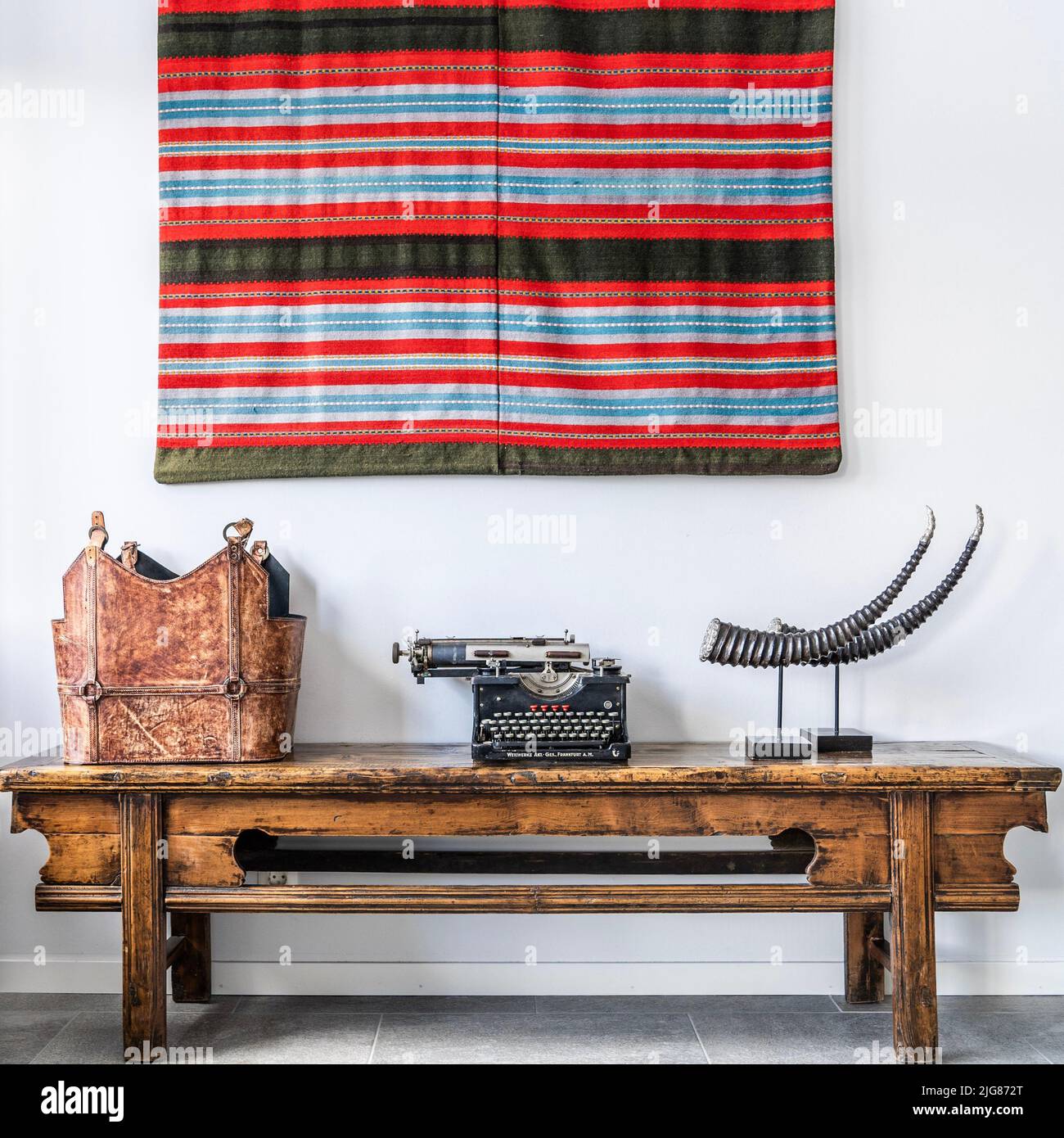 Vue de face d'une machine à écrire et d'autres objets anciens sur une table Banque D'Images