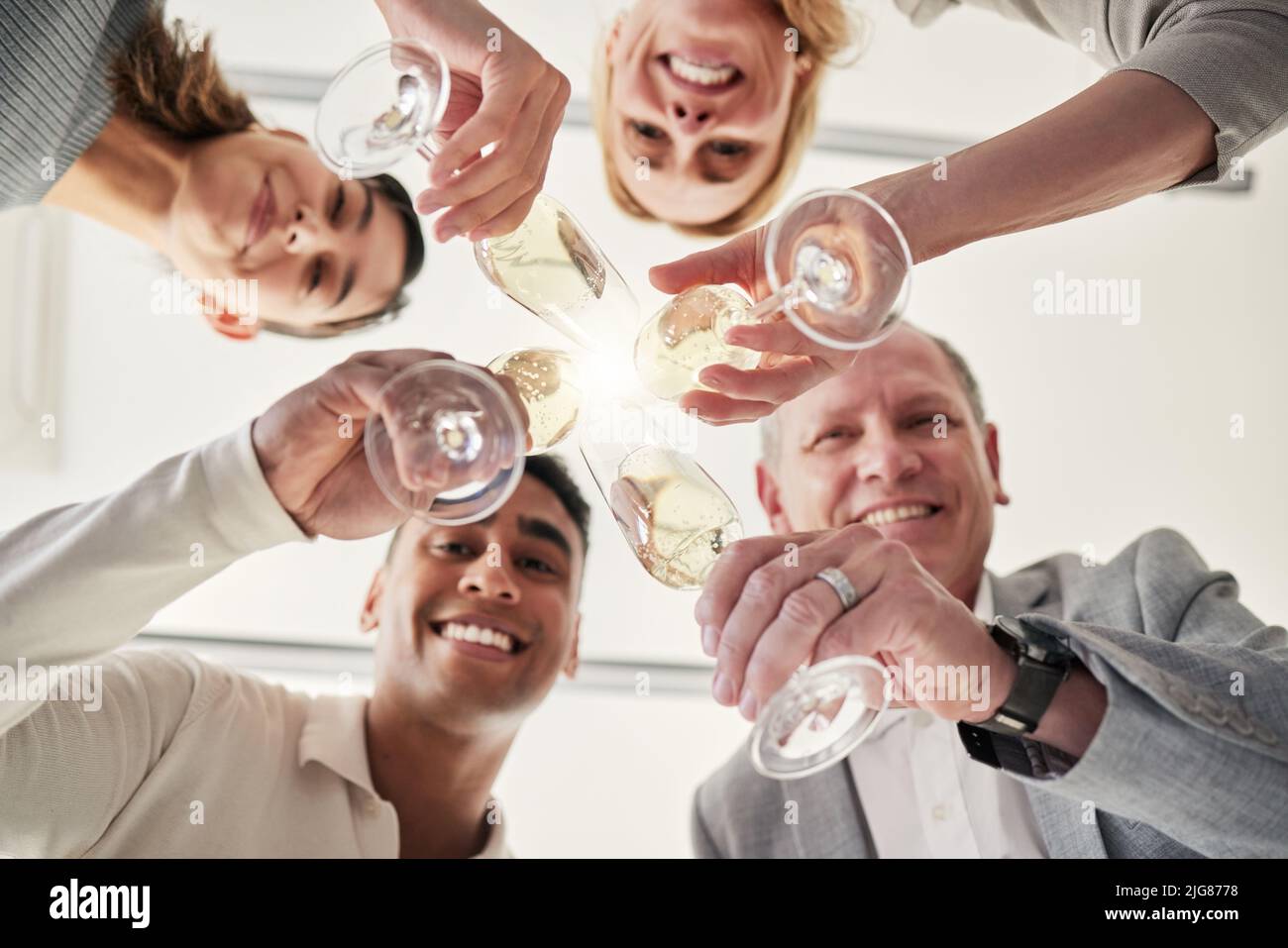 Nous avons été emballés pour l'année. Photo ci-dessous d'un groupe de collègues ayant un verre de fête dans un bureau. Banque D'Images