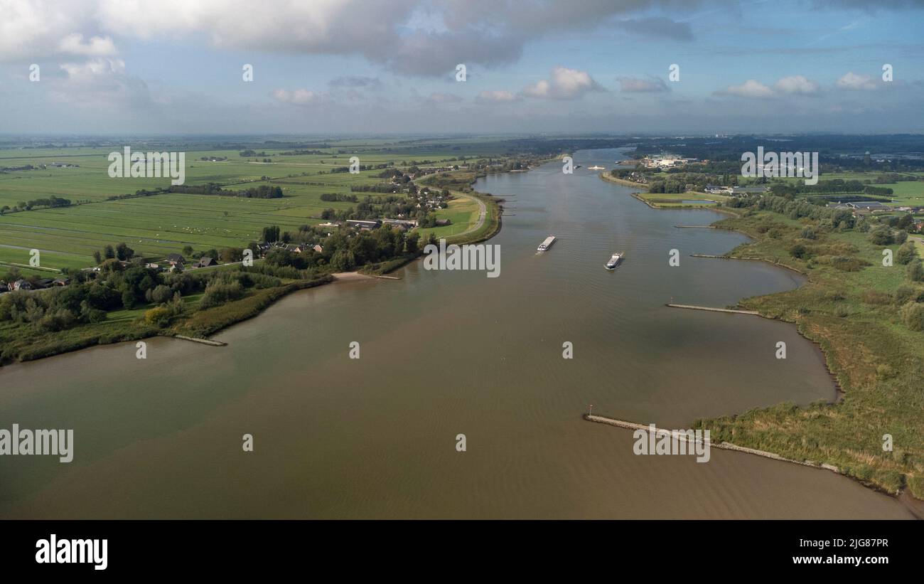 Vue aérienne de drone de la belle vue sur la rivière aux pays-Bas, en  Europe. Tourné à la région de la rivière de Lek aux pays-Bas Photo Stock -  Alamy