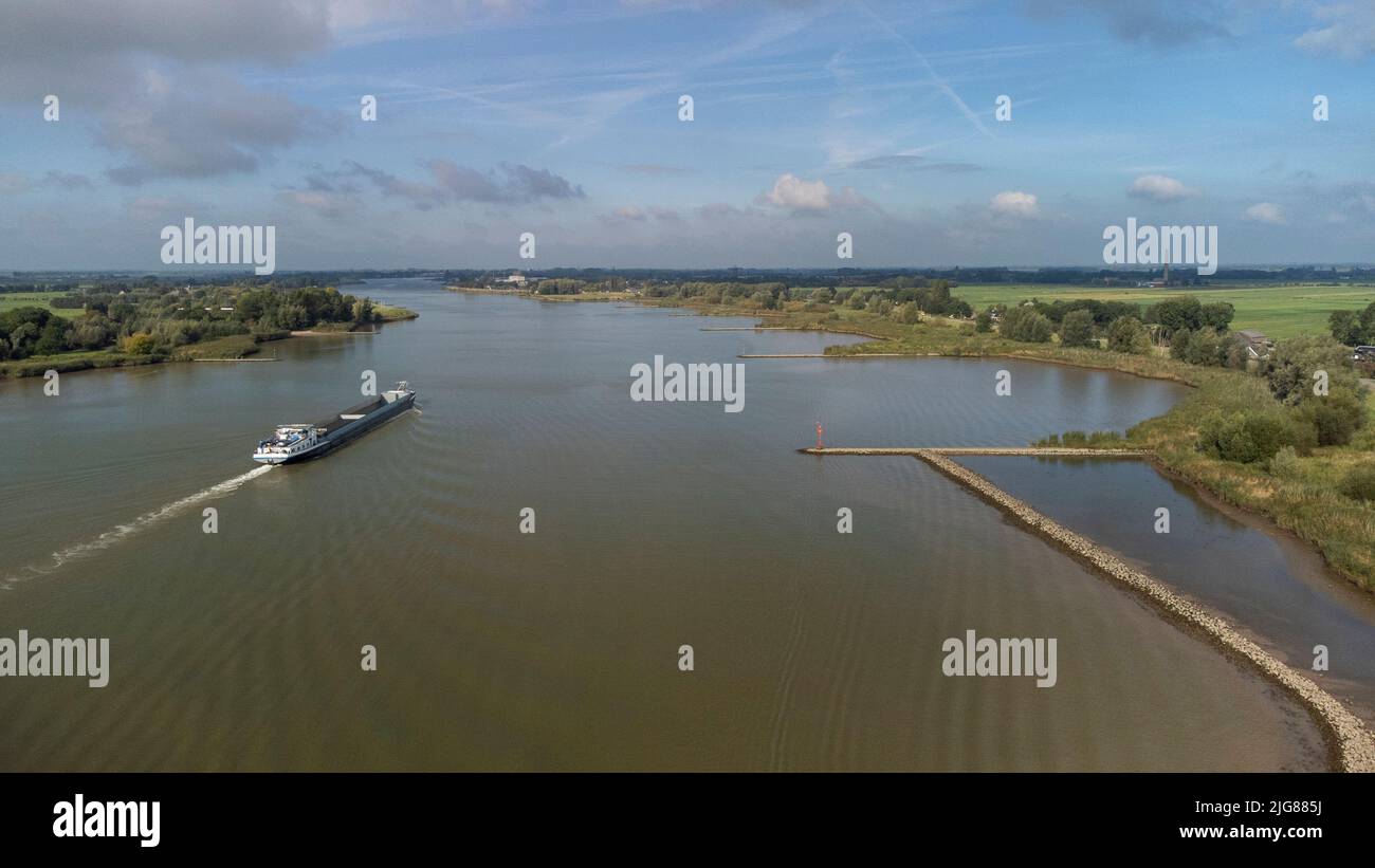 Vue aérienne de drone de la belle vue sur la rivière aux pays-Bas, en Europe. Tourné à la région de la rivière de Lek aux pays-Bas. Banque D'Images