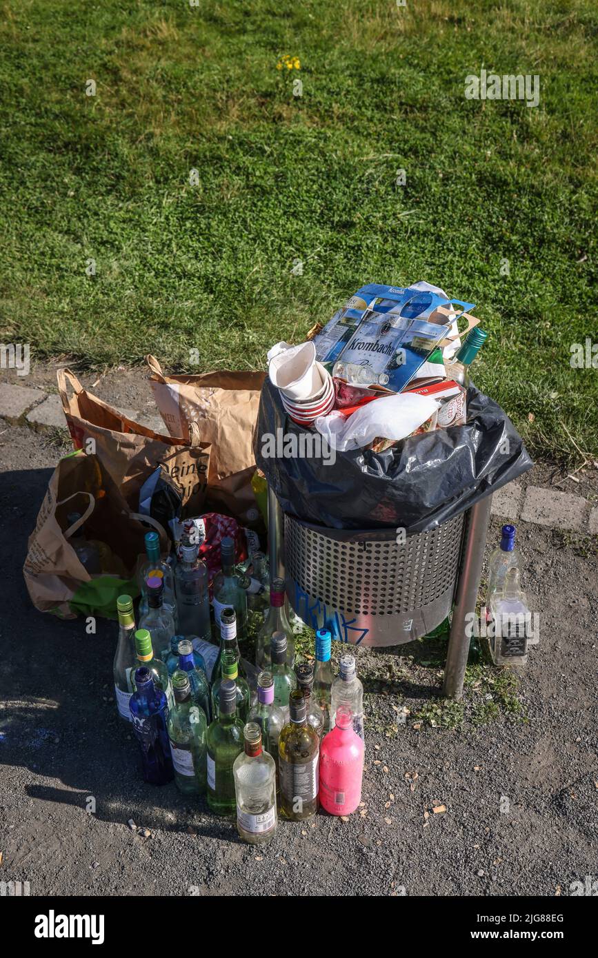 Bac surrempli, Westpark, Bochum, Rhénanie-du-Nord-Westphalie, Allemagne Banque D'Images