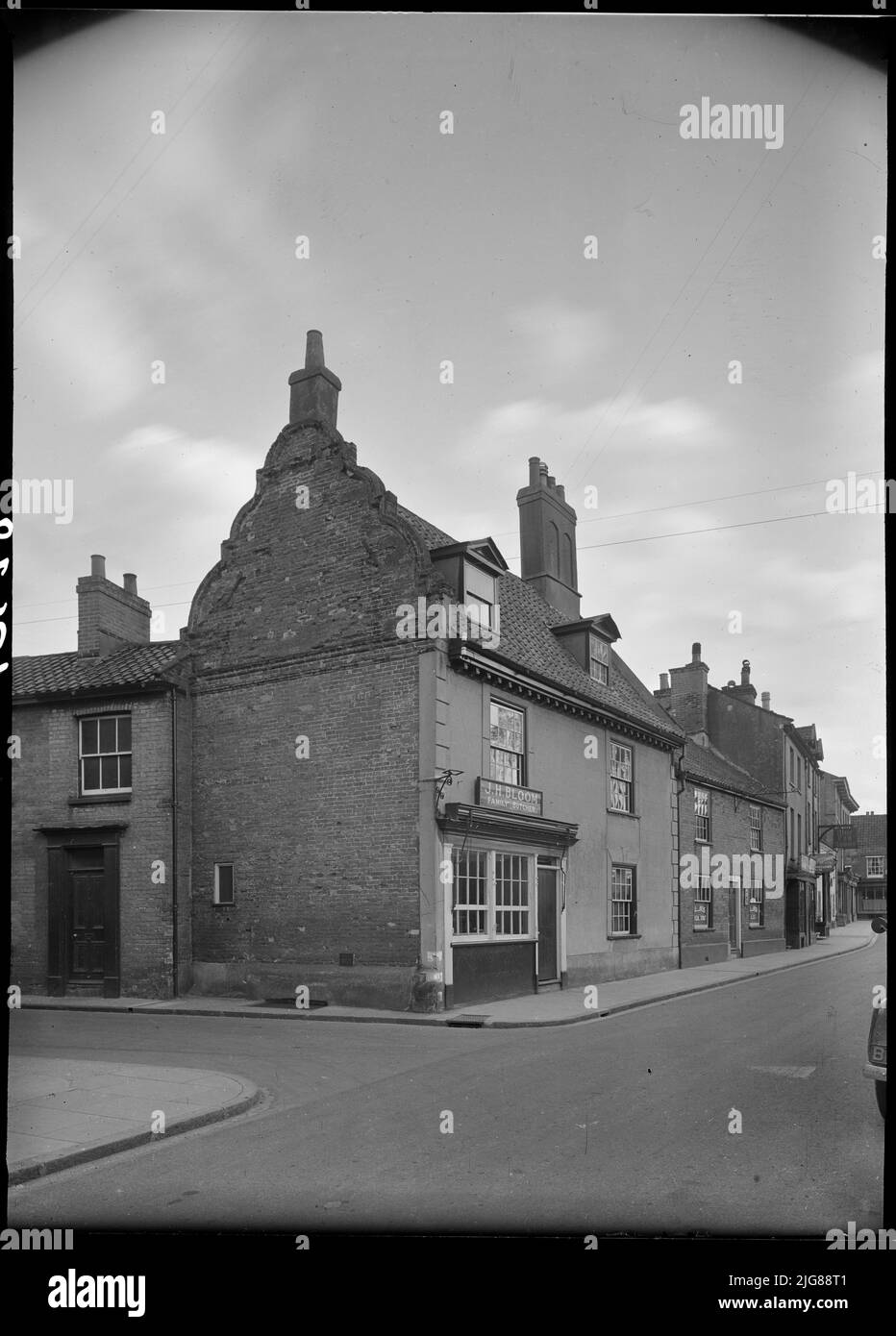 JH Bloom, Butcher's Shop, Church Street, North Walsham, North Norfolk, Norfolk, 1947. Vue extérieure depuis le nord-ouest des locaux de J H Bloom, Butcher, au 14 Church Street, montrant le pignon hollandais sur l'élévation nord. Banque D'Images