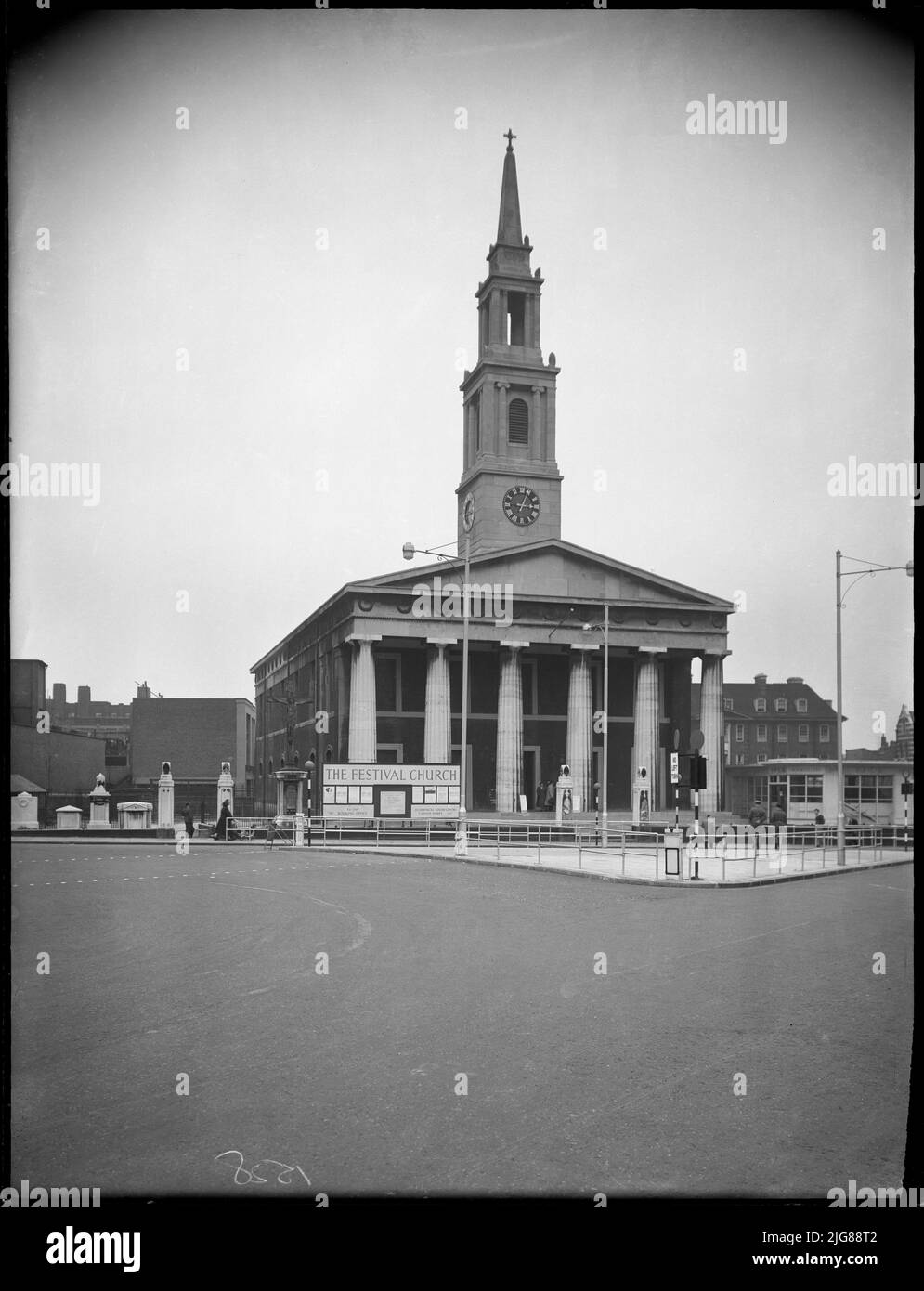 Église Saint-Jean, chemin Waterloo, Lambeth, Greater London Authority, 1951. Vue extérieure du sud-ouest montrant l'élévation ouest de l'église St John's, montrant le bâtiment après la restauration après les dégâts causés par la bombe pendant la Seconde Guerre mondiale. L'église St John's a été construite en 1823-4 à l'origine par l'architecte Francis Bedford. C'était l'une des quatre églises construites à Lambeth dans le style grec du renouveau. L'église a été endommagée par des bombes pendant la Seconde Guerre mondiale. Il a ensuite été restauré et désigné comme l'église du Festival de Grande-Bretagne en 1951. Cette image montre le bâtiment récemment restauré avec Banque D'Images