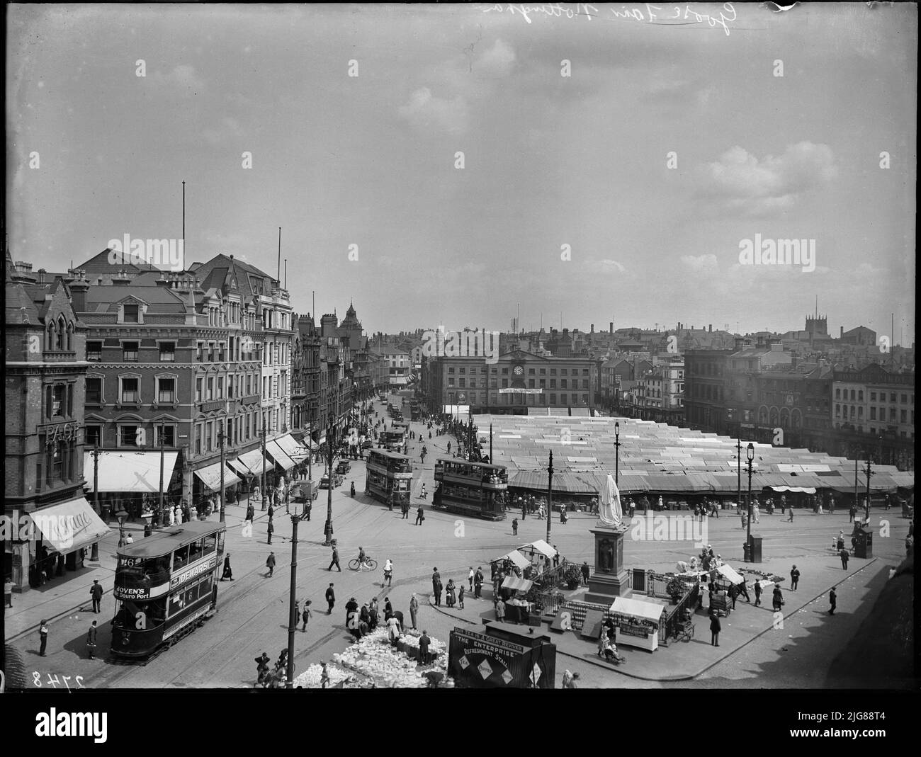 Place du vieux marché, ville de Nottingham, 1910-1928. Vue de l'ouest sur Old Market Square, montrant la foire aux oies en cours. La foire aux oies a eu lieu sur la place du Vieux marché jusqu'en 1928, quand elle a déménagé au terrain de loisirs de la forêt. Banque D'Images
