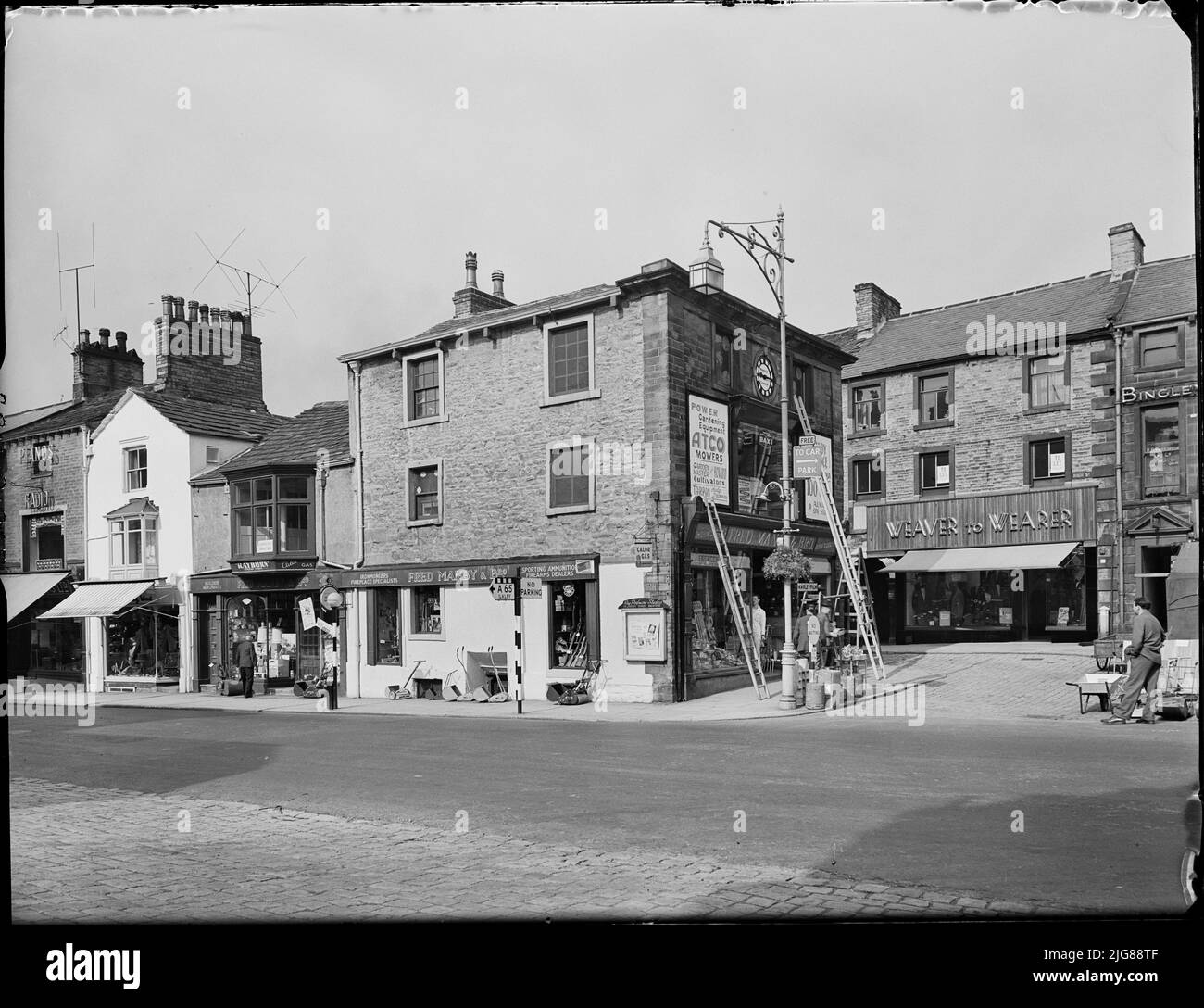 62-66 High Street, Skipton, Craven, North Yorkshire, 1957. Une vue depuis le nord-est du 62-66 High Street, avec les bâtiments sur Sheep Street en arrière-plan. Banque D'Images