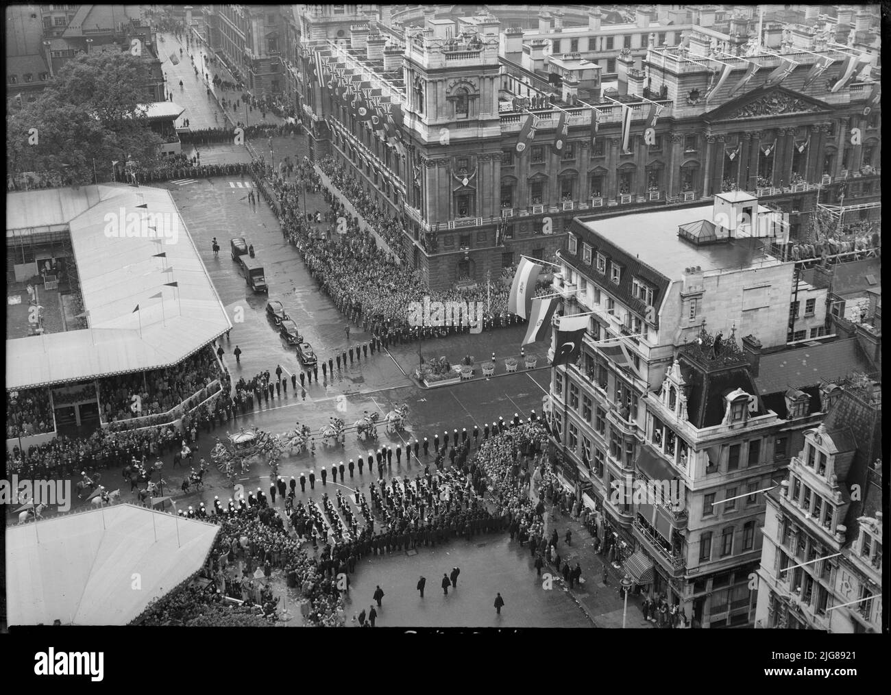 Couronnement de la reine Elizabeth II, Parliament Square, Cité de Westminster, Greater London Authority, 02-06-1953. Un haut de la Tour de l'horloge au Palais de Westminster en regardant vers le Trésor, montrant des foules de personnes observant que l'entraîneur de l'État d'or transportant la reine Elizabeth II passe par, pendant la procession du couronnement. Banque D'Images