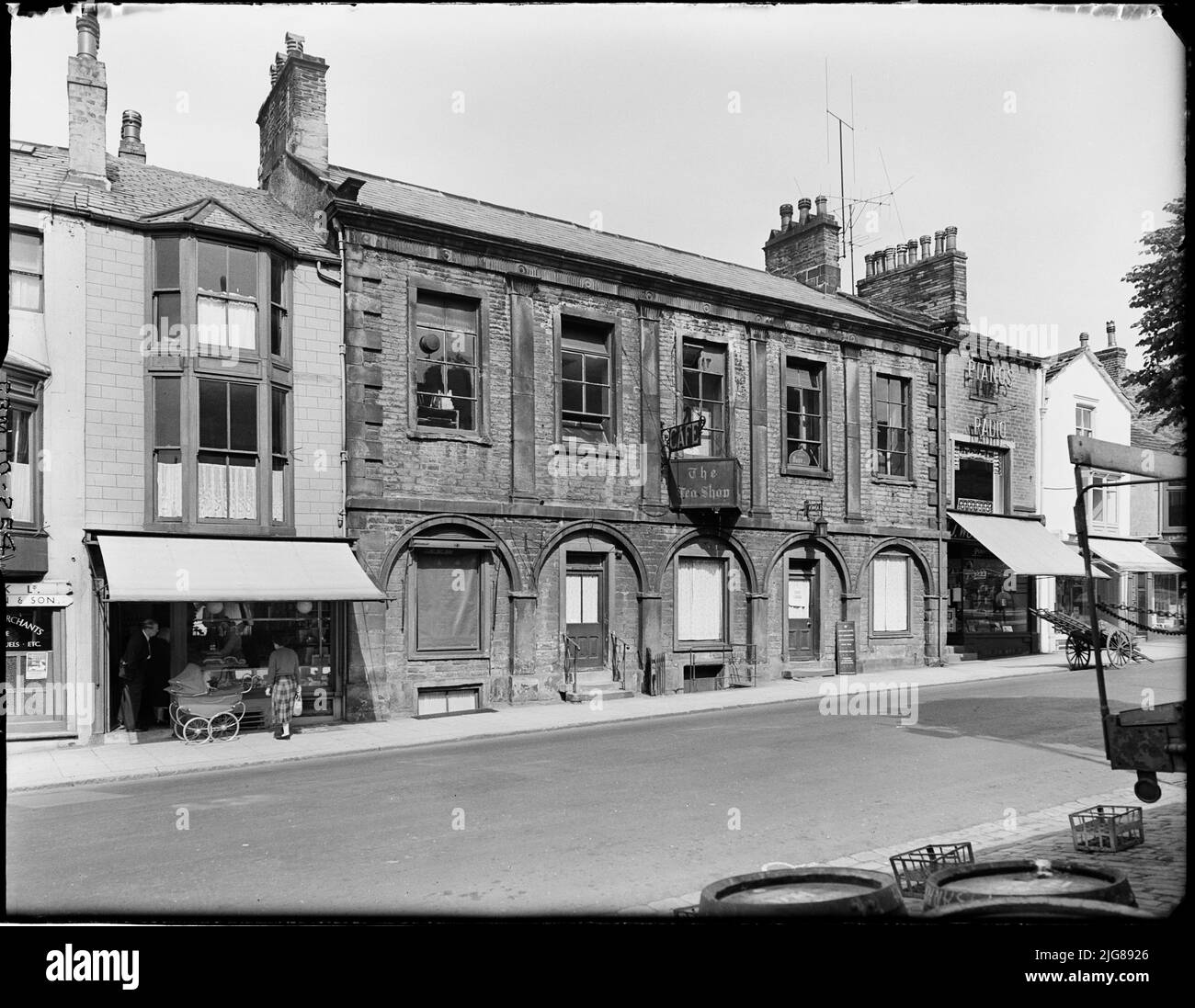 Péage, 74 High Street, Skipton, Craven, North Yorkshire, 1957. Vue extérieure montrant l'élévation avant du péage et des boutiques voisines, sur la High Street. Banque D'Images