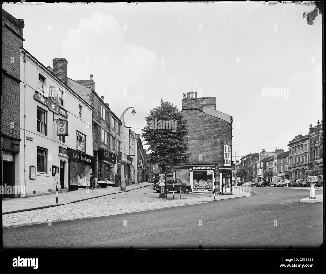 High Street, Skipton, Craven, North Yorkshire, 1957. Vue depuis Caroline Square, vers le nord, montrant les bâtiments à l'extrémité sud de Sheep Street et de High Street. Banque D'Images