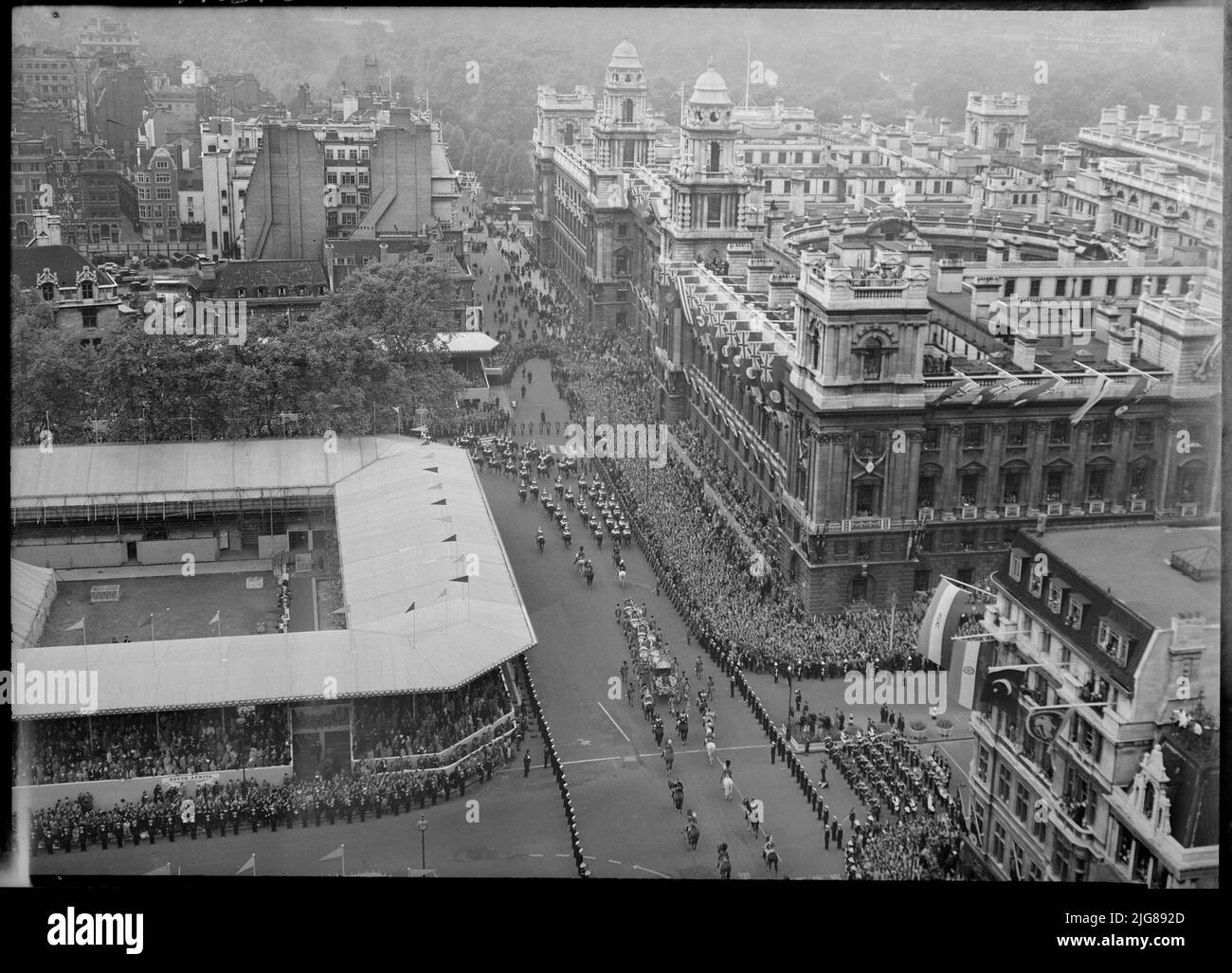 Couronnement de la reine Elizabeth II, Parliament Square, Cité de Westminster, Greater London Authority, 02-06-1953. Un haut de la Tour de l'horloge au Palais de Westminster en regardant vers le Trésor, montrant des foules de personnes observant le couronnement de la reine Elizabeth II Banque D'Images