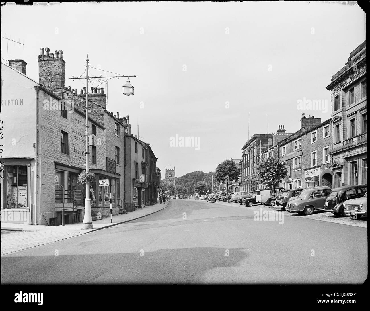 High Street, Skipton, Craven, North Yorkshire, 1957. Une vue de Caroline Square en regardant vers le nord le long de High Street, montrant les magasins de chaque côté. Banque D'Images