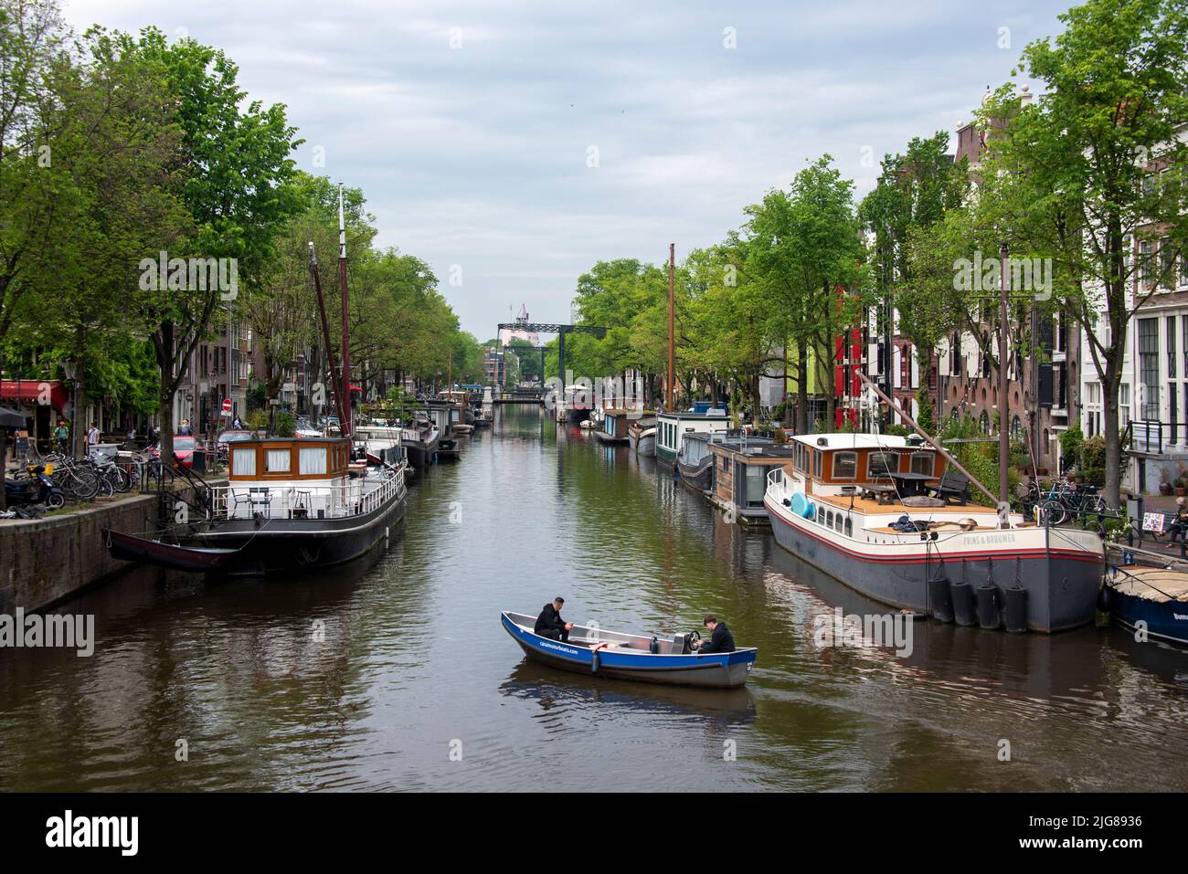 Canal avec bateaux à moteur, Amsterdam, pays-Bas Banque D'Images