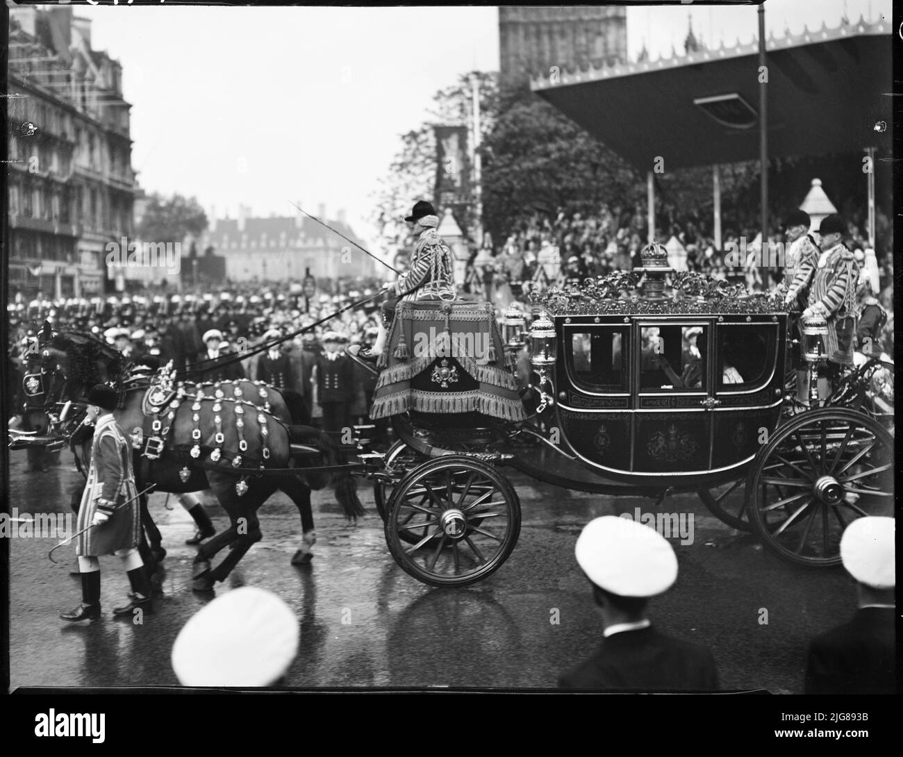 Couronnement de la reine Elizabeth II, Parliament Square, Cité de Westminster, Greater London Authority, 02-06-1953. Un autocar tiré par des chevaux, qui fait partie de la procession du couronnement de la reine Elizabeth II, sur la place du Parlement. Banque D'Images