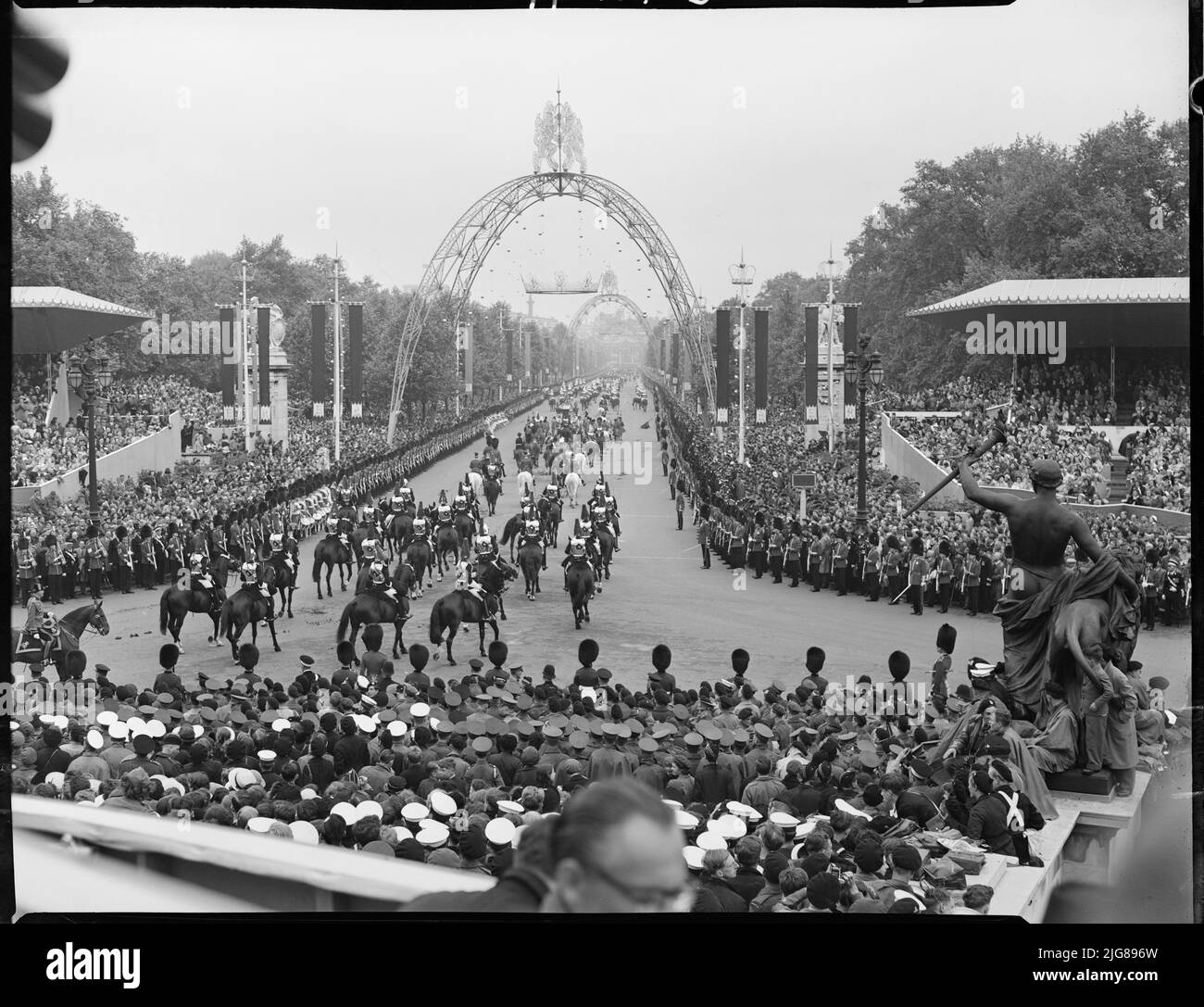 Couronnement de la reine Elizabeth II, The Mall, City of Westminster, Greater London Authority, 02-06-1953. Vue depuis le Queen Victoria Memorial, montrant des foules de personnes observant la procession du couronnement de la reine Elizabeth II pendant qu'elle passe le long du Mall. Banque D'Images