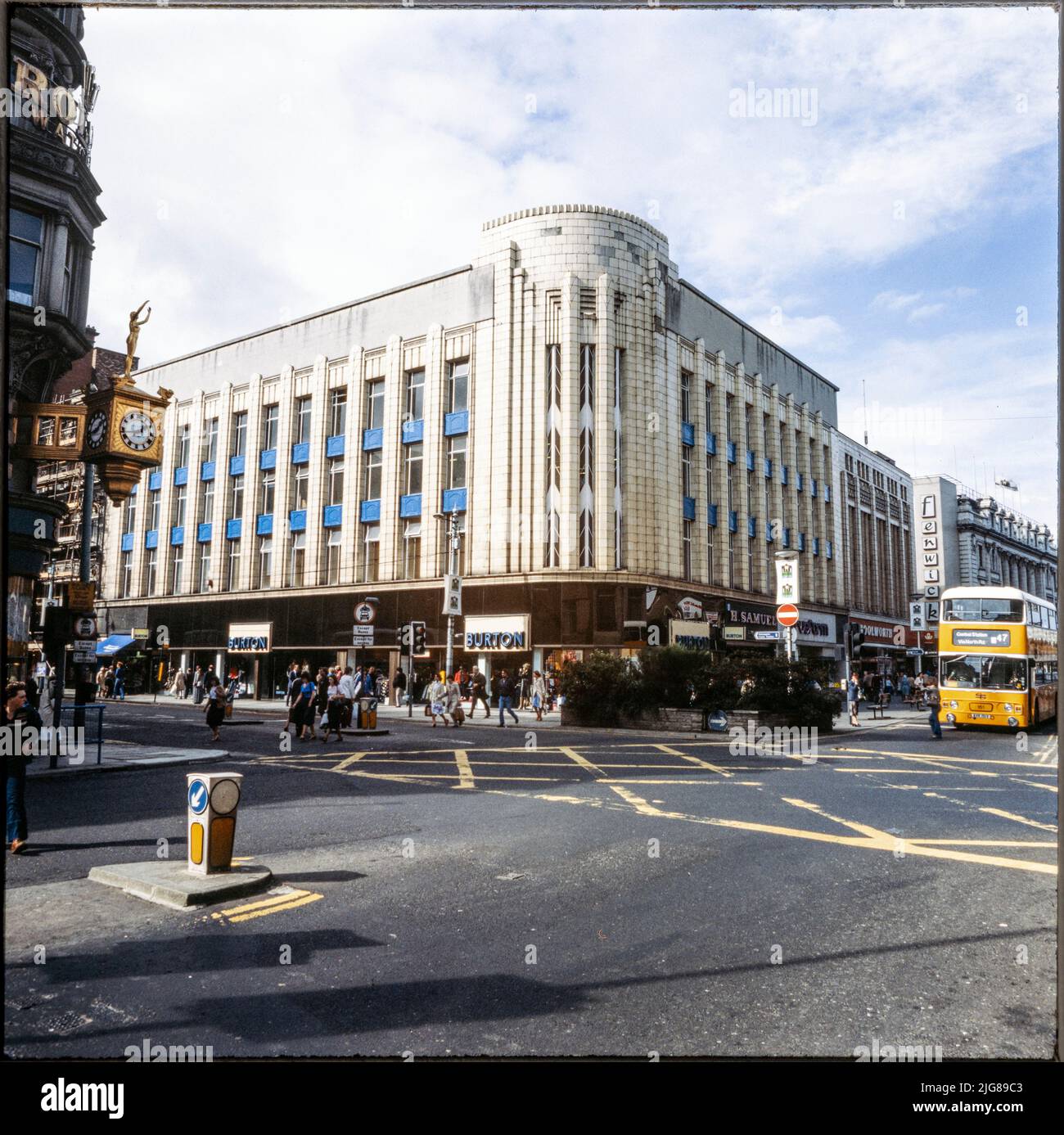 Burton, 2-16, rue New Bridge, Newcastle upon Tyne, 1980-1995. Le magasin Burton de style Art déco, situé à l'angle de New Bridge Street et de Northumberland Street, est visible de l'autre côté de la jonction de la route vers le sud-est. La cartographie historique indique que les étages supérieurs ont été utilisés comme NAAFI en 1950s. Le bâtiment a été démoli vers 1990 et le site a été réaménagé dans le cadre du centre commercial Monument Mall. Banque D'Images