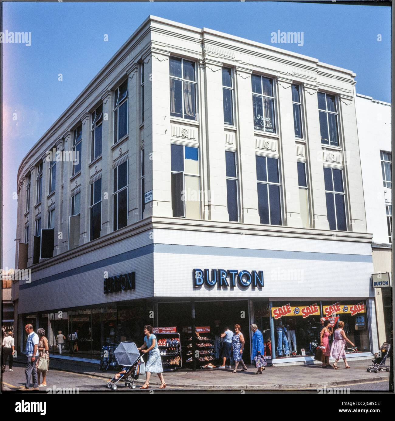Burton, 159-161 commercial Road, Portsmouth, ville de Portsmouth, 1970s-1980s. Le magasin Burton à l'angle de commercial Road et Meadow Street, vu du sud avant la construction du centre commercial Cascades. Meadow Street a été réaménagé dans le cadre du centre commercial Cascades, probablement à la fin de 1980s. Le magasin Burton du 159-161 commercial Road est resté, bien que de nombreuses fenêtres de la façade de Meadow Street aient été bloquées. Banque D'Images