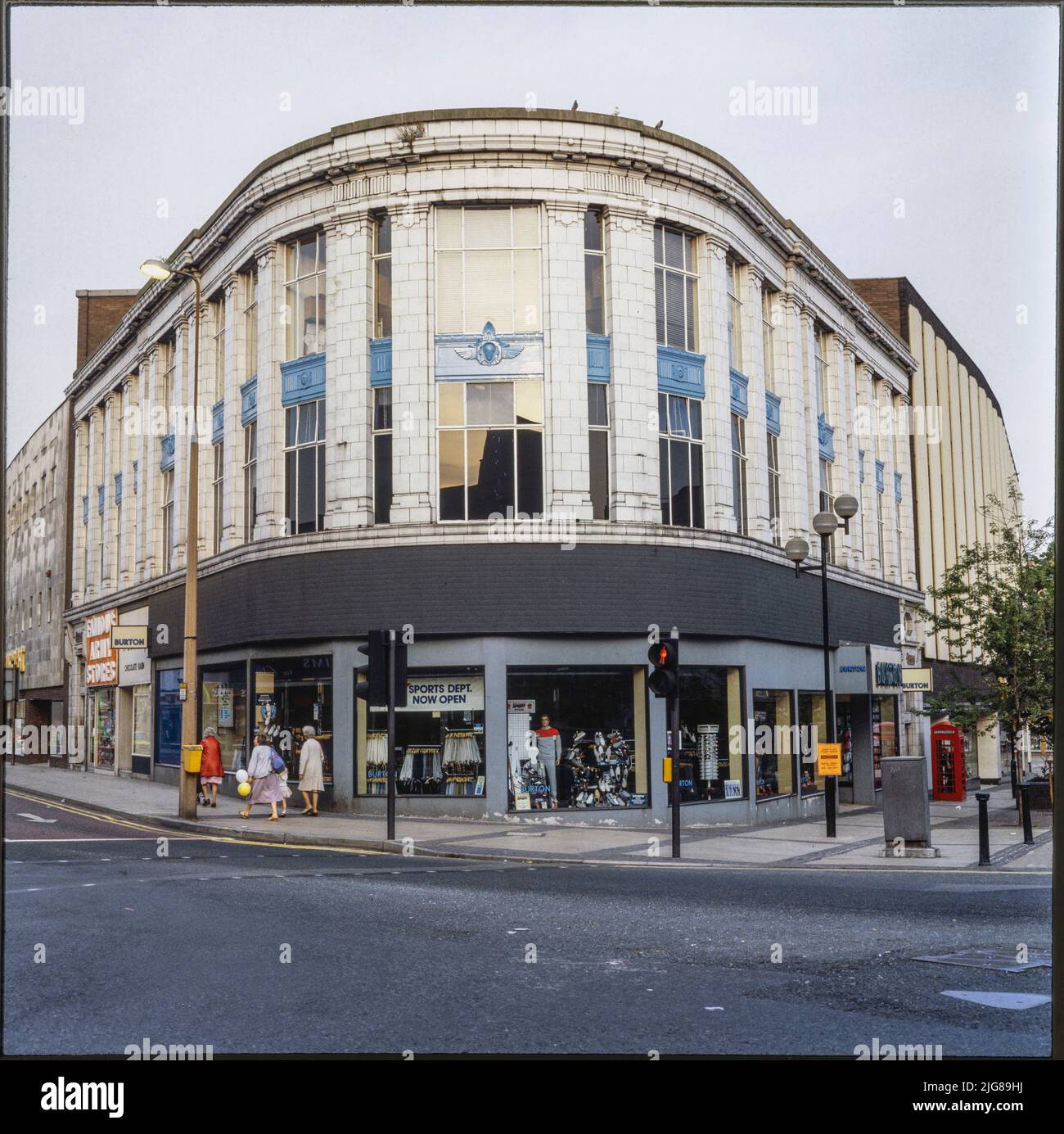 Burton, 2-8, rue Queen, Barnsley, 1980s. Le magasin Burton à la jonction de la rue Queen et de la rue Eldon vu de l'ouest. Au moment de la prise de la photo, ce bâtiment était occupé par Burton. Elle est par la suite devenue une succursale de la Halifax Building Society. Banque D'Images