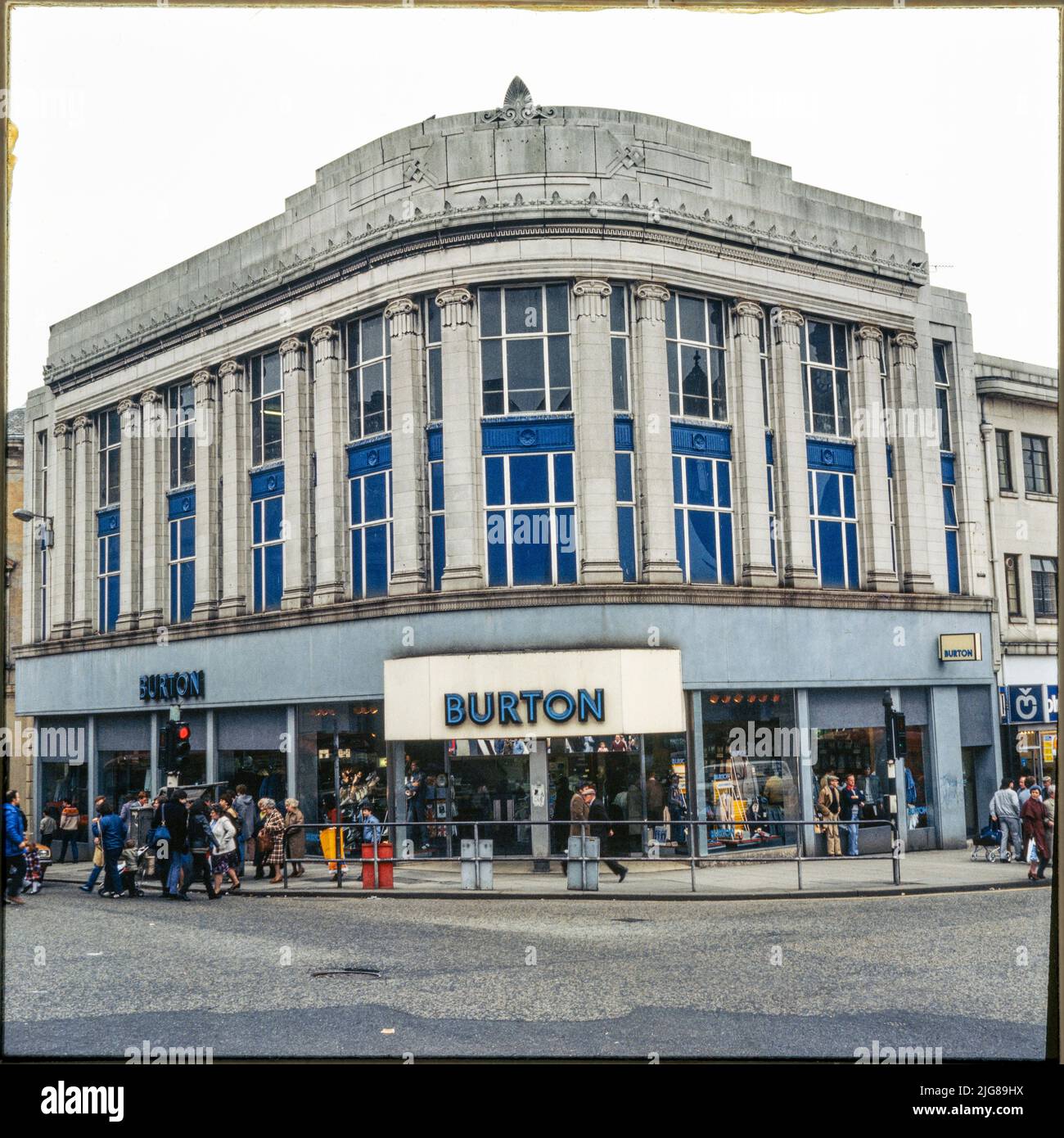 Burton, 6-8 High Street, Paisley, Renfrewshire, Écosse, 1970s-1980s. Le magasin Burton, à l'angle de High Street et Gilmour Street, montre les pilastres ioniques géants des premier et deuxième étages et le parapet ci-dessus. Le magasin Burton a été construit vers 1929-1930. Il a fermé ses portes en tant que Burton et Dorothy Perkins en 2020-21. Banque D'Images